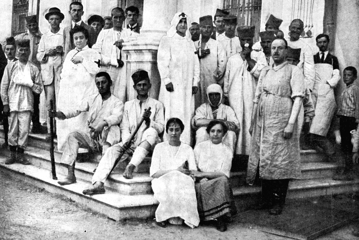 Soldados feridos sendo tratados pela Cruz Vermelha Sérvia, Primeira Guerra Mundial, 1914 de Unbekannt