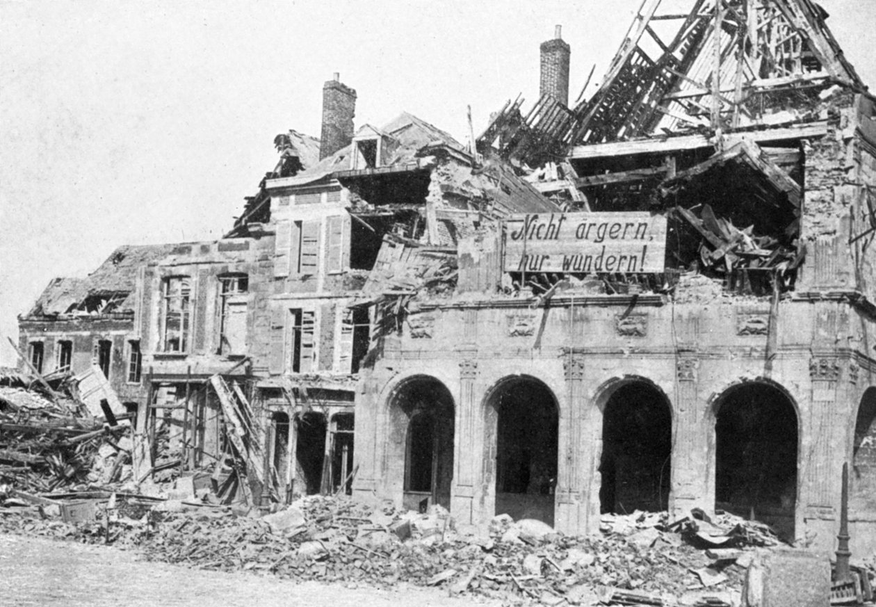 Prédio destruído, Grande Place, Peronne, França, Primeira Guerra Mundial, 1917, c1920 de Unbekannt