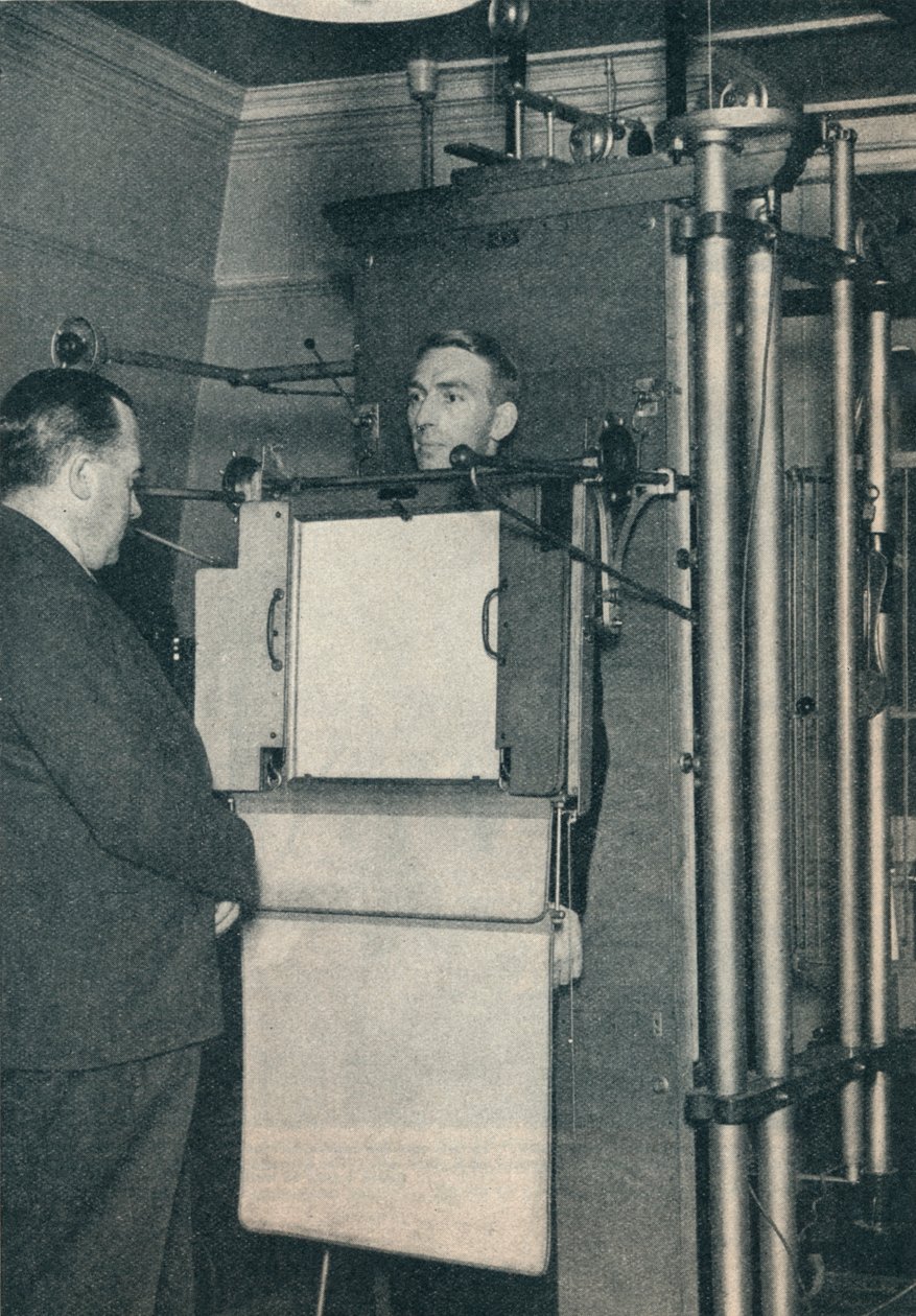 Aparelho de raios X usado para o exame de casos suspeitos de doenças cardíacas ou pulmonares, c1935 c1937 de Unbekannt