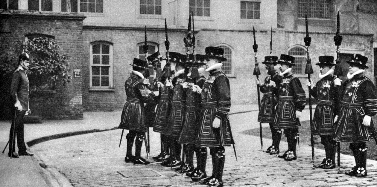 Yeomen Warders em desfile na Torre de Londres, 1926-1927 de Unbekannt