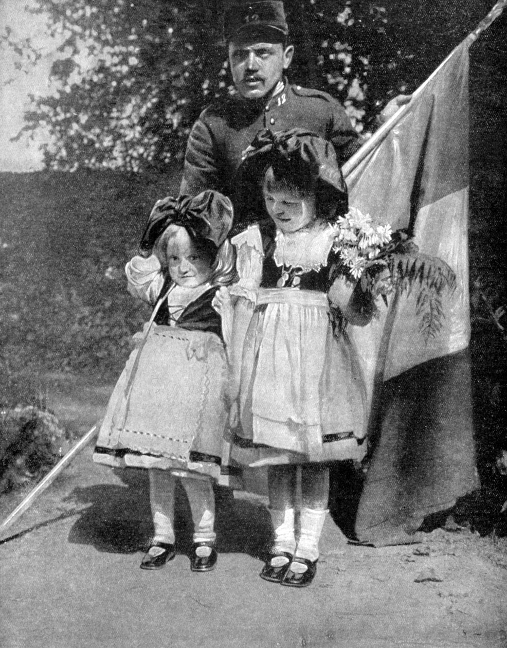 Jovens crianças da Alsácia em trajes tradicionais com um soldado francês, Primeira Guerra Mundial, 1915 de Unbekannt