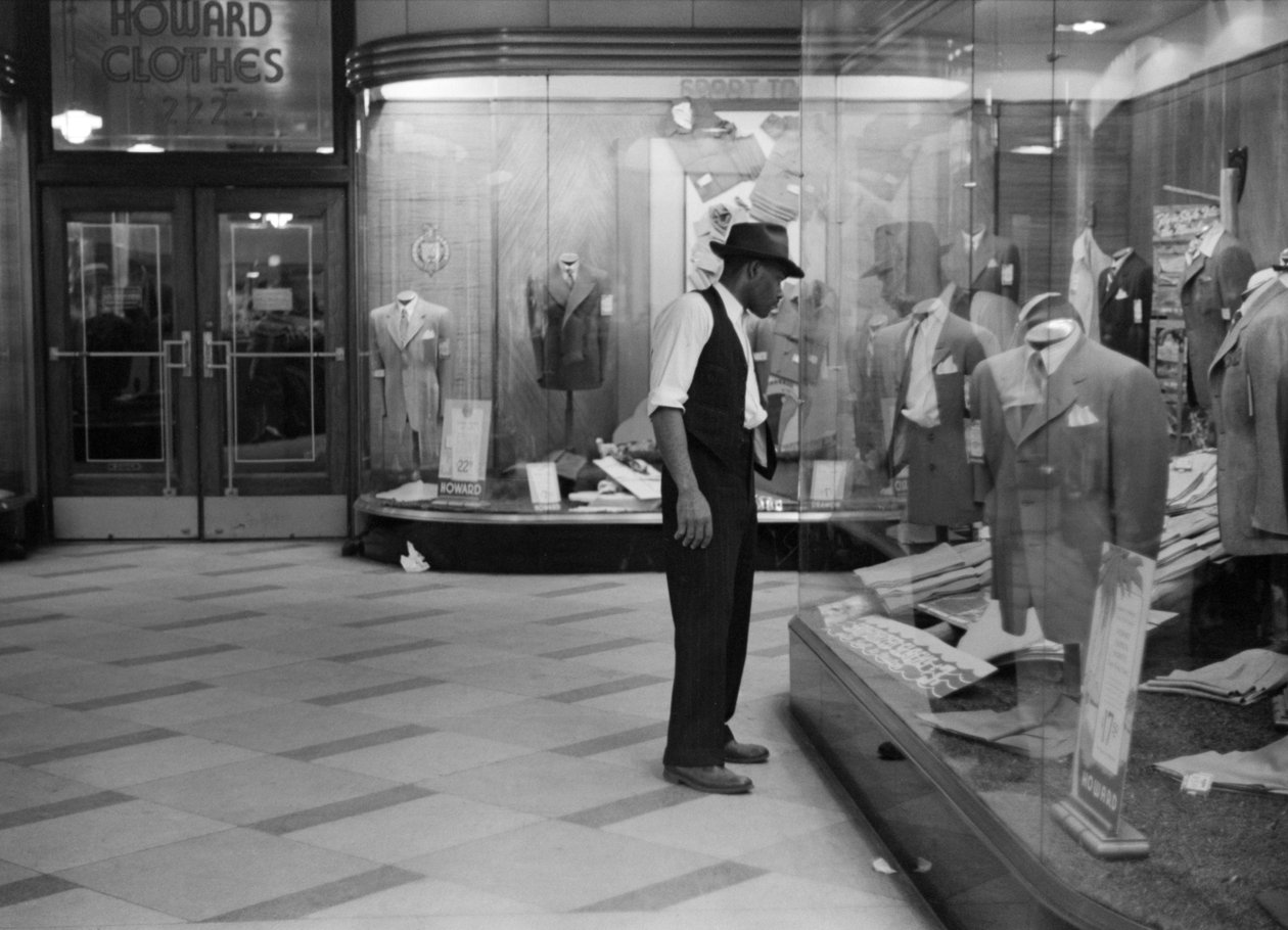 Young Man Window Shopping, Estados Unidos, c.1941 (foto a p/b) de Unbekannt