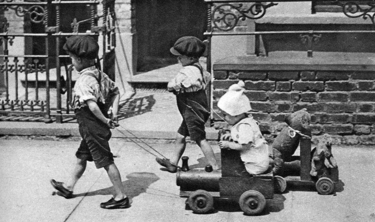 Crianças brincando na rua, Londres, 1926-1927 de Unbekannt