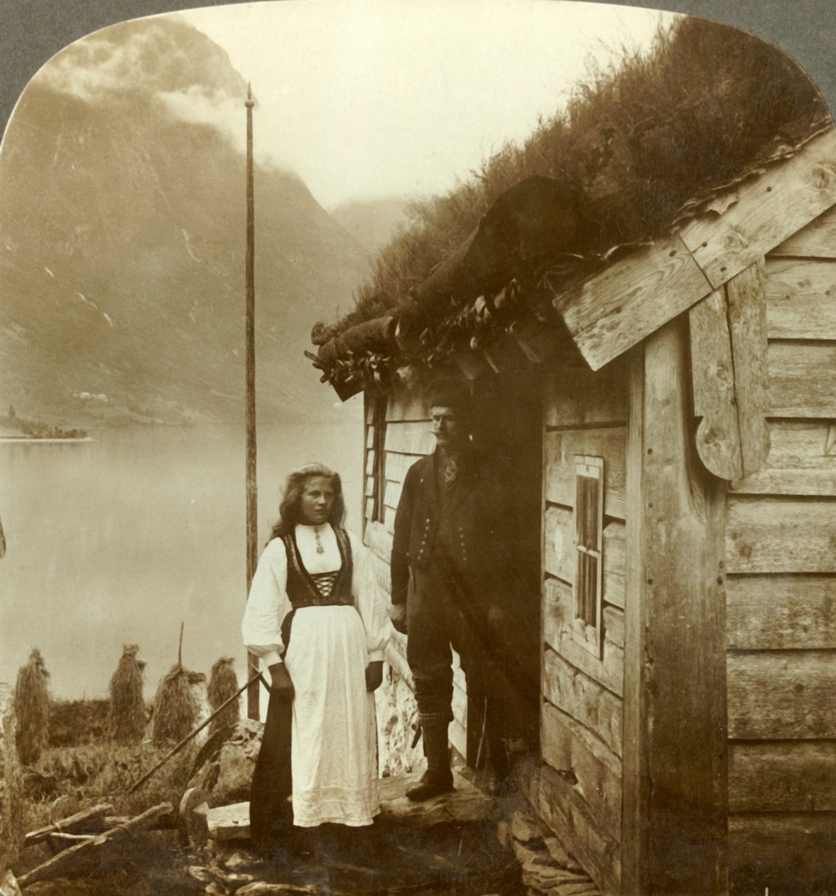 Jovens agricultores do país Nordfjord - antes de sua casa de campo, Noruega, c1905. de Unbekannt