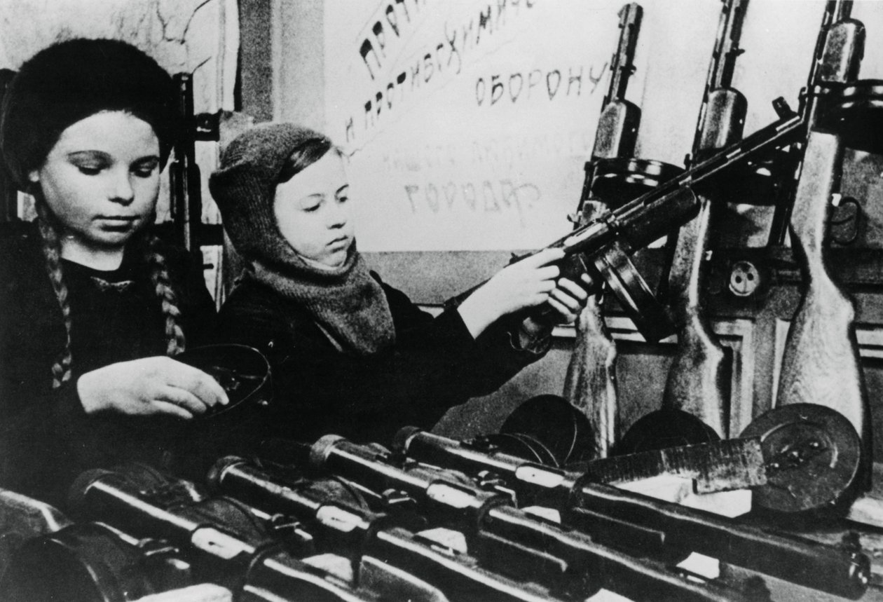Moças montando metralhadoras em uma fábrica russa, 1943 de Unbekannt