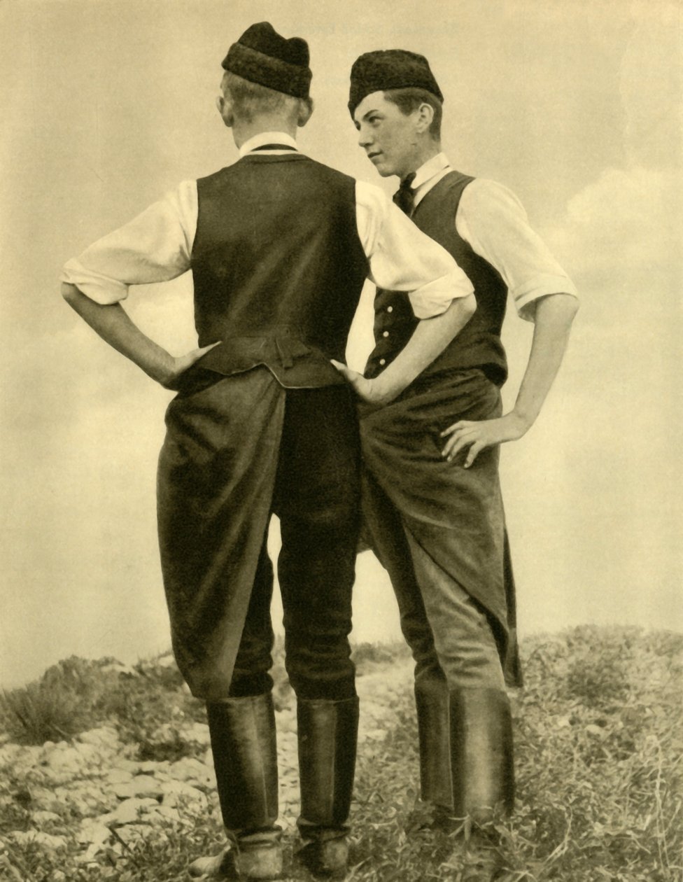 Homens jovens em traje tradicional, Burgenland, Áustria, c1935. de Unbekannt
