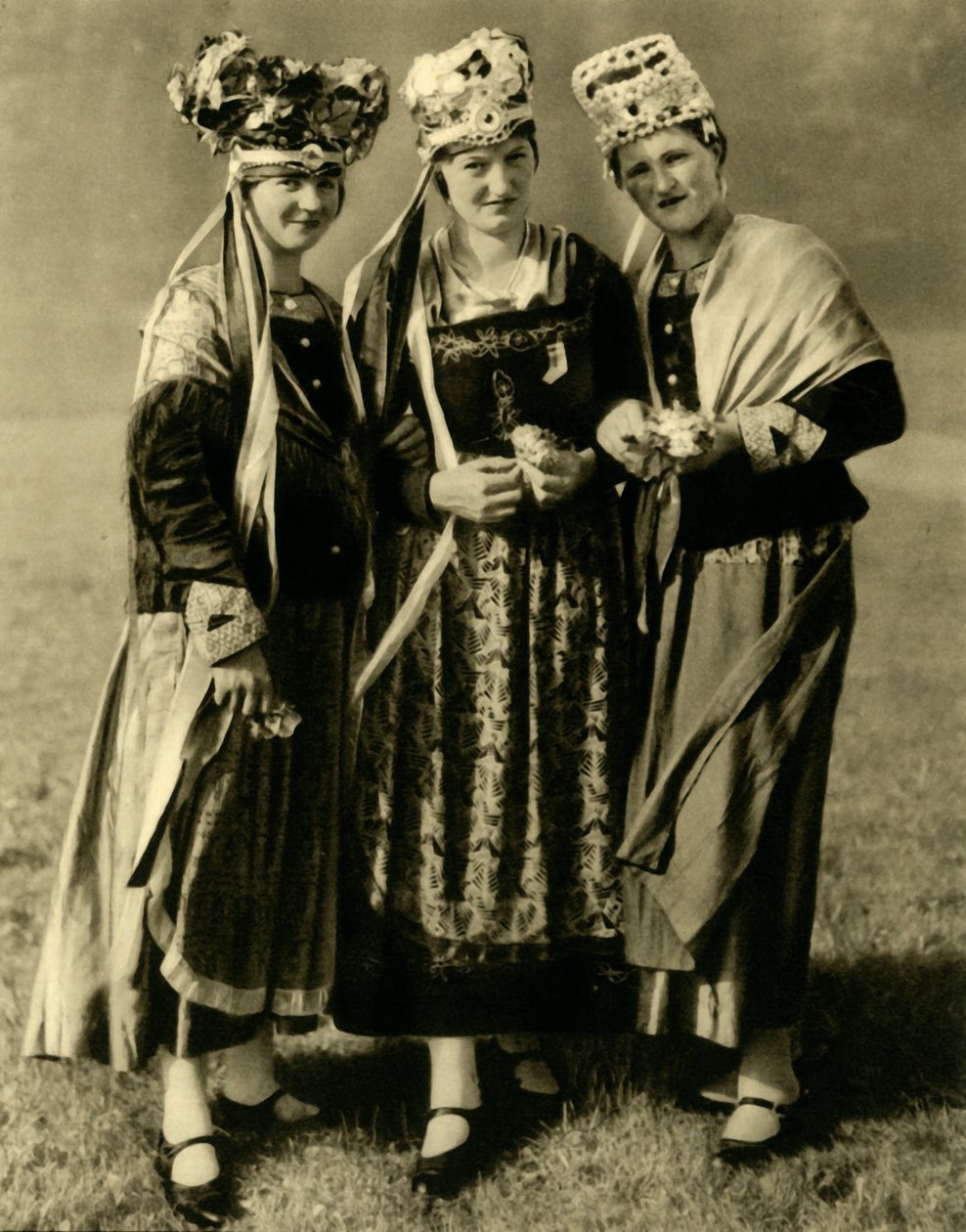 Mulheres jovens em traje tradicional, Styria, Áustria, c1935. de Unbekannt