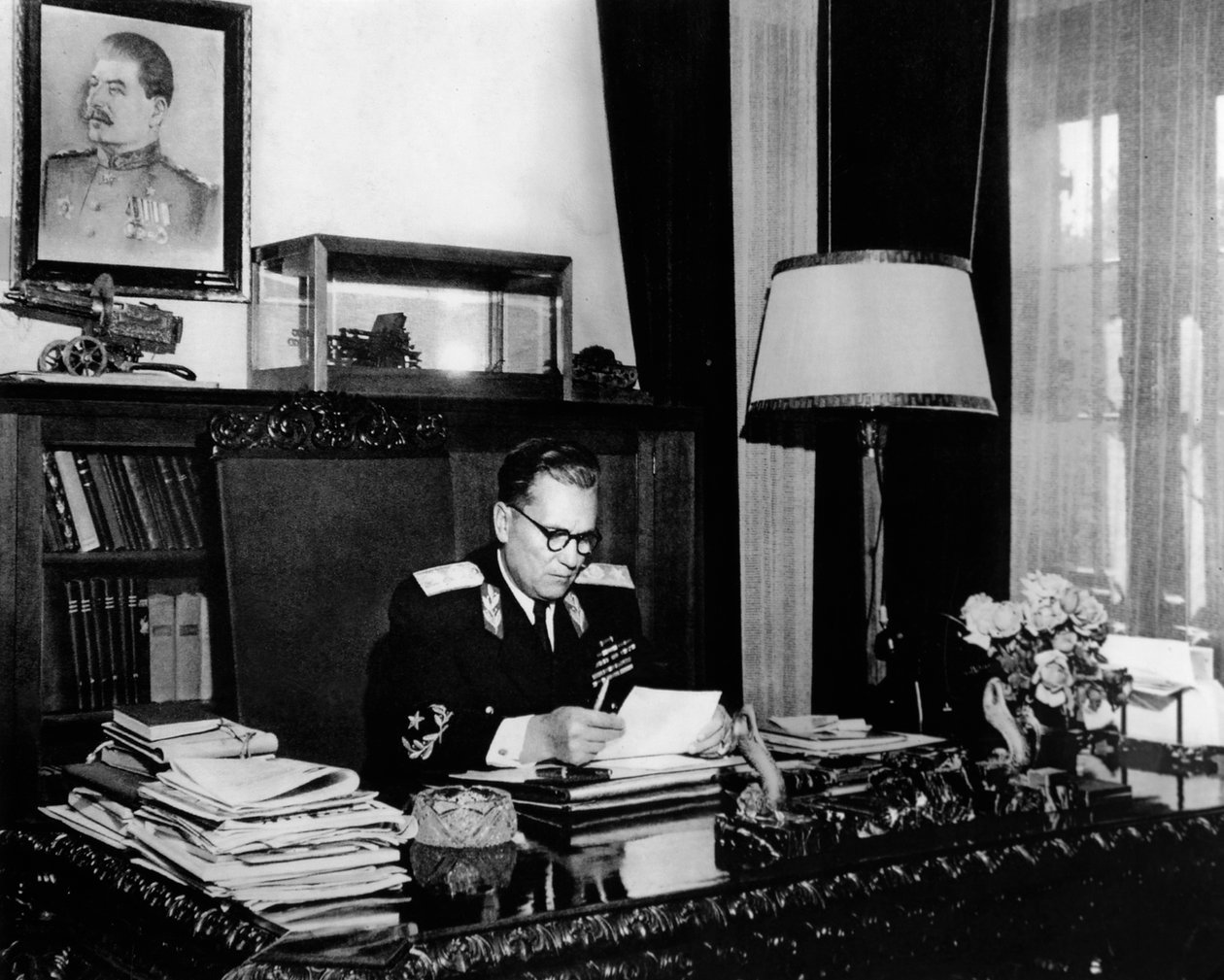 Marechal Josip Broz Tito, líder iugoslavo, em seu escritório, Belgrado, Iugoslávia, c1946-c1947. de Unbekannt