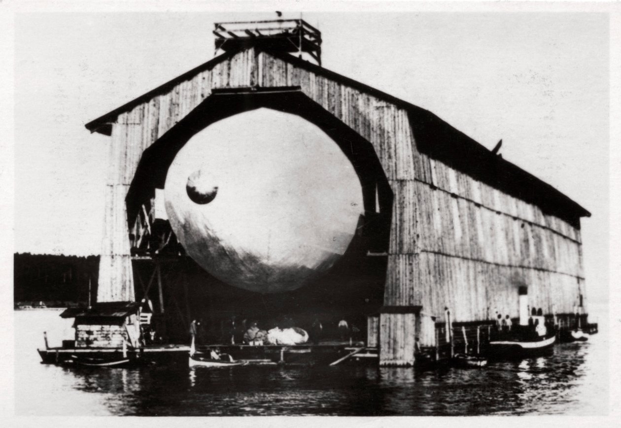 Zeppelin LZ1 em um cabide flutuante em Manzell, Friedrichshafen, Alemanha, 1900, 1933 de Unbekannt