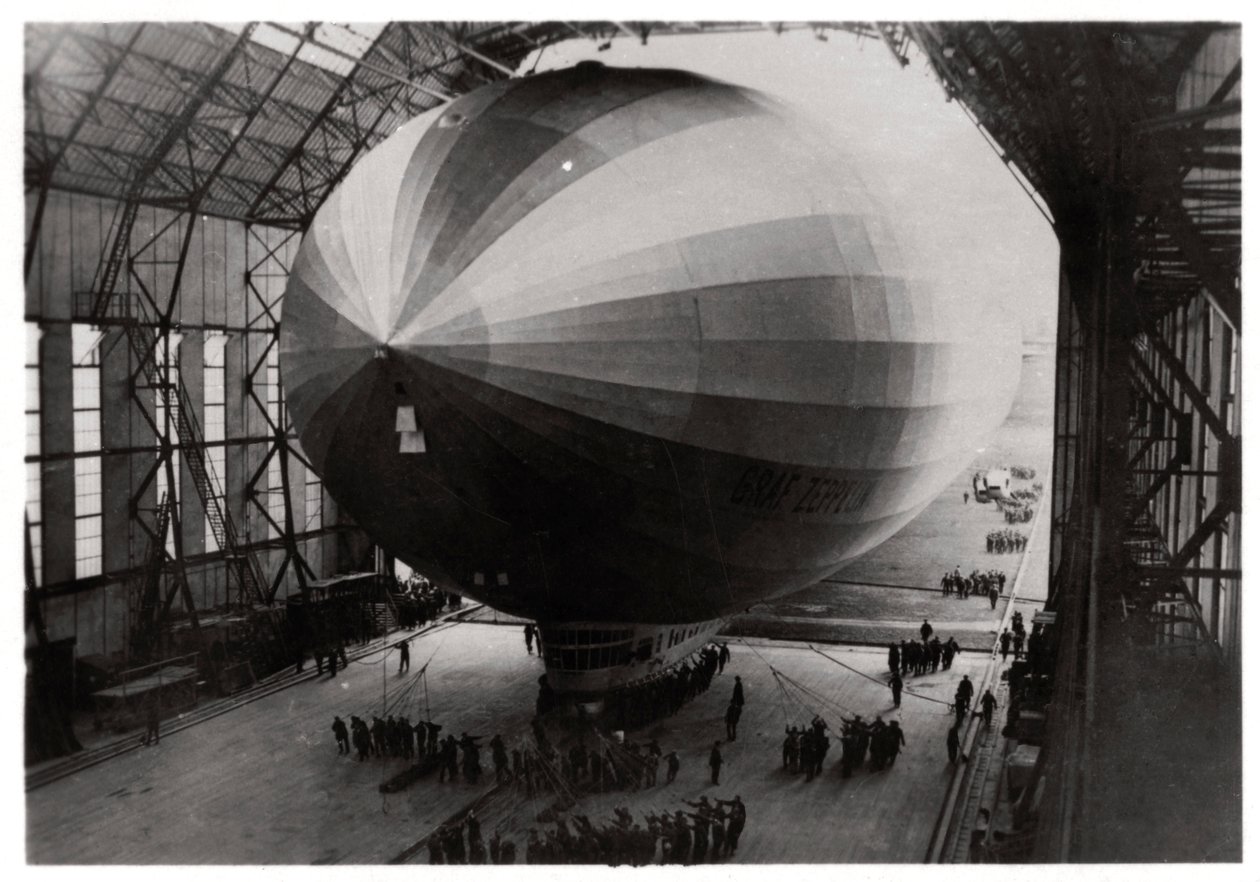 Zeppelin LZ 127 Graf Zeppelin entrando em seu hangar, 1933 de Unbekannt