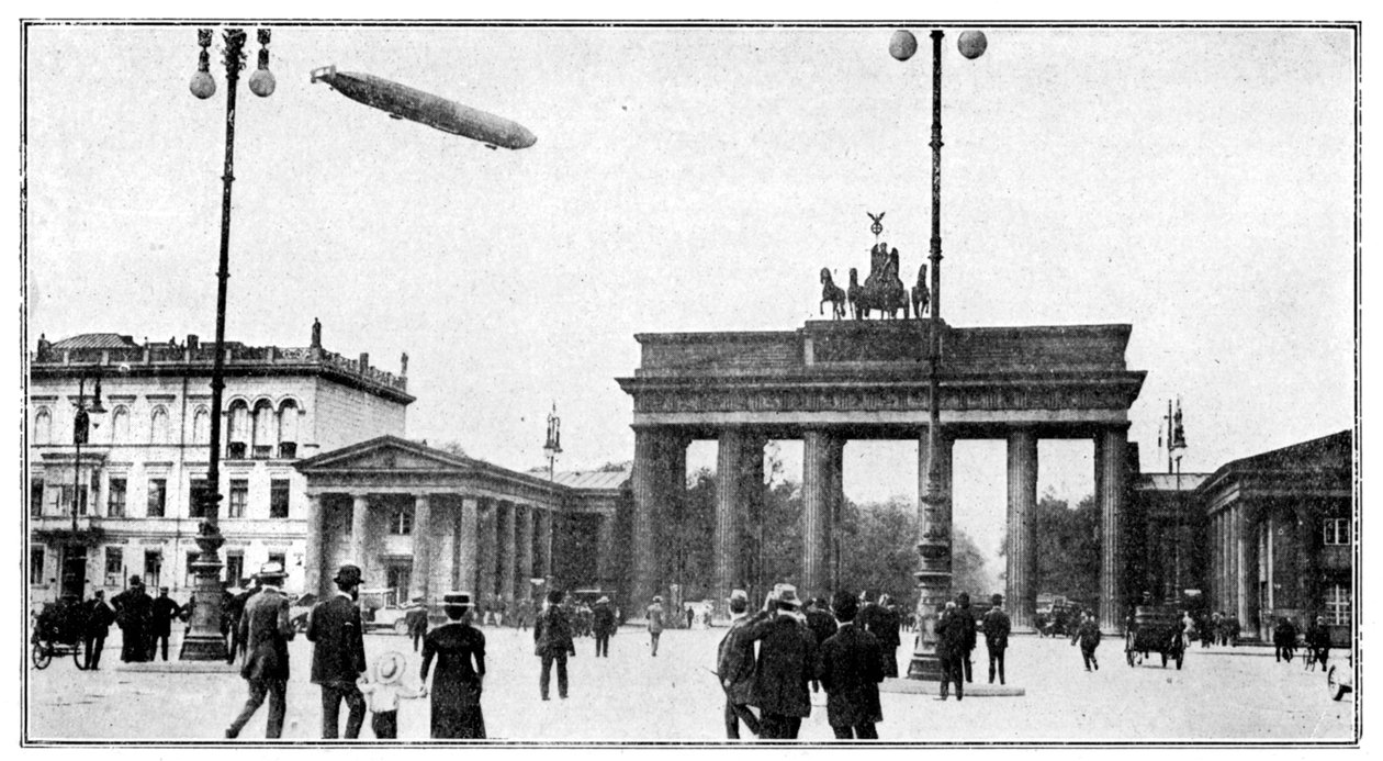 Dirigível Zeppelin passando sobre o Portão de Brandemburgo, Berlim, Primeira Guerra Mundial, 1914 de Unbekannt