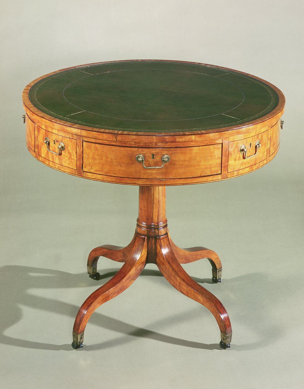 Uma pequena mesa de tambor de satinwood do Sheraton. Inglês, c.1790 de Unbekannt Unbekannt