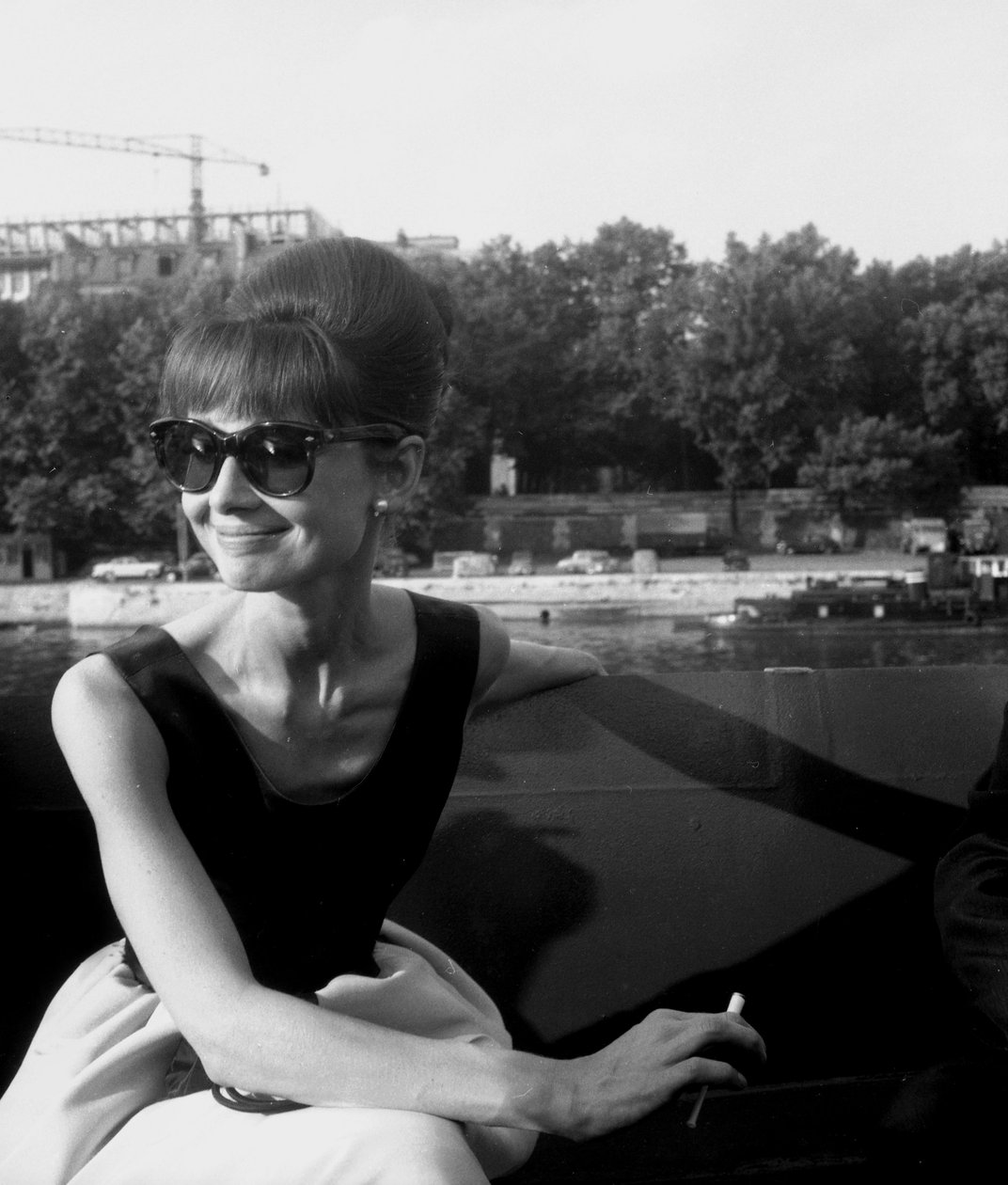 Atriz Audrey Hepburn no set de filmagem Paris "Paris When It Sizzles" 13 de julho de 1962 de Unbekannt Unbekannt
