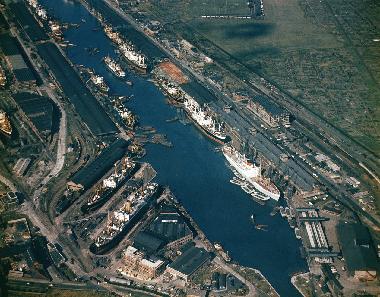 Vista aérea do Royal Albert Docks, inaugurado em 1880 de Unbekannt Unbekannt