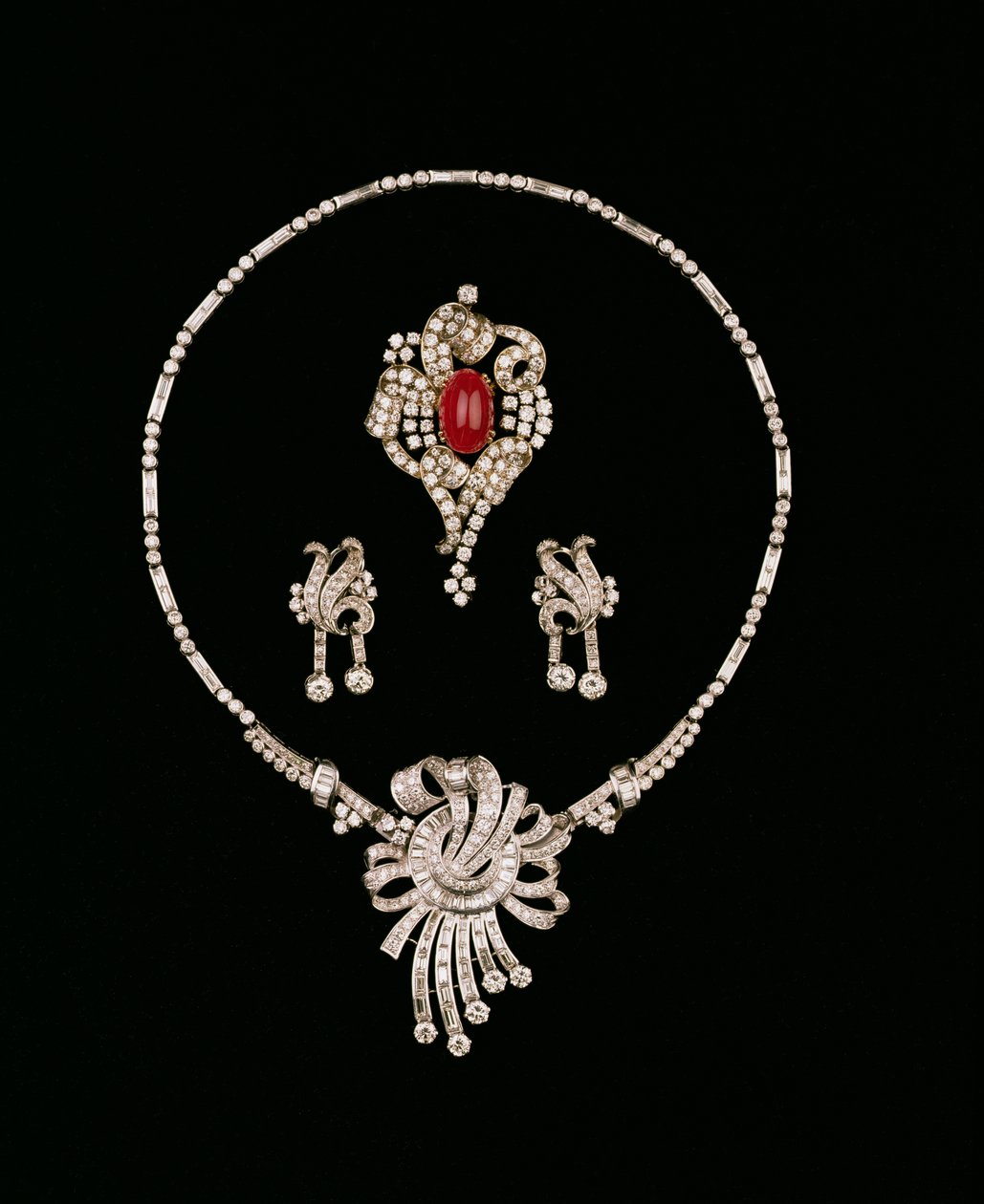 Joias com diamantes art déco: broche de diamantes com broche de baguete, broche de rolagem de rubi e diamante cabochão, brincos com pingente de diamantes de Unbekannt Unbekannt