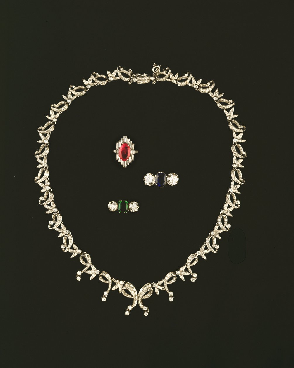 Art Deco pergaminho e colar de design de folha; anel de cachos de baguete de rubi e diamante; safira e diamante três anel de pedra; esmeralda e diamante anel de pedra de três de Unbekannt Unbekannt