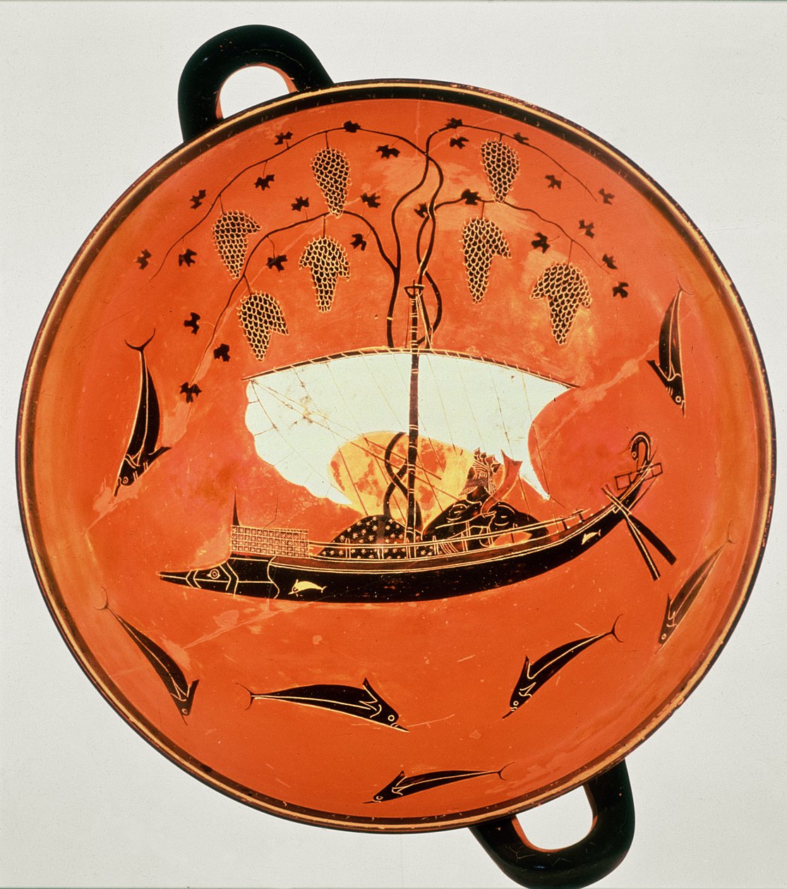 Kylix de figura negra, vista interior mostrando Dionísio em um barco com uma videira, Exekias, pintor de Siren, século 6 aC de Unbekannt Unbekannt