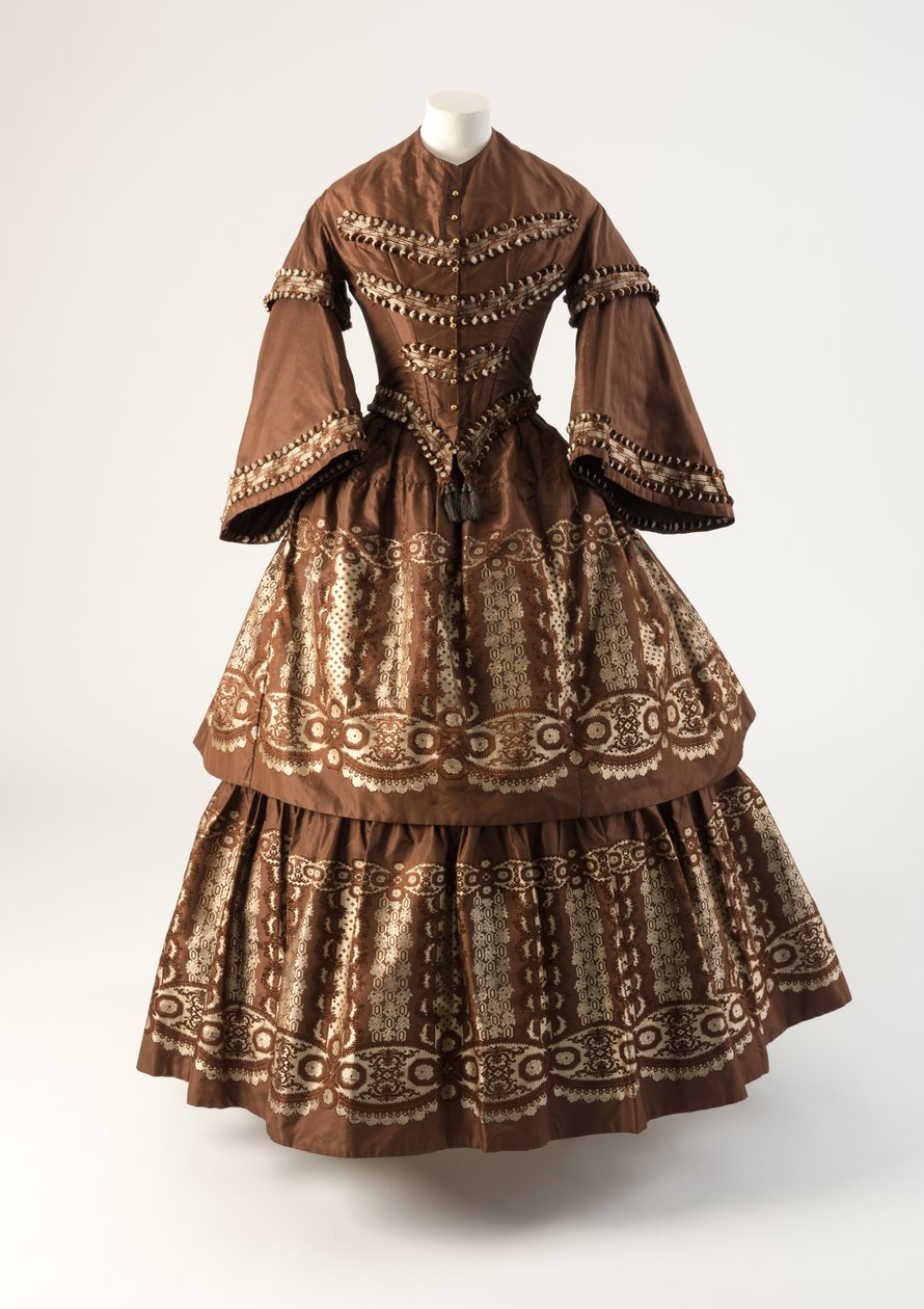 Vestido de seda castanho e creme com babados tecidos à disposição, década de 1850 (seda) de Unbekannt Unbekannt