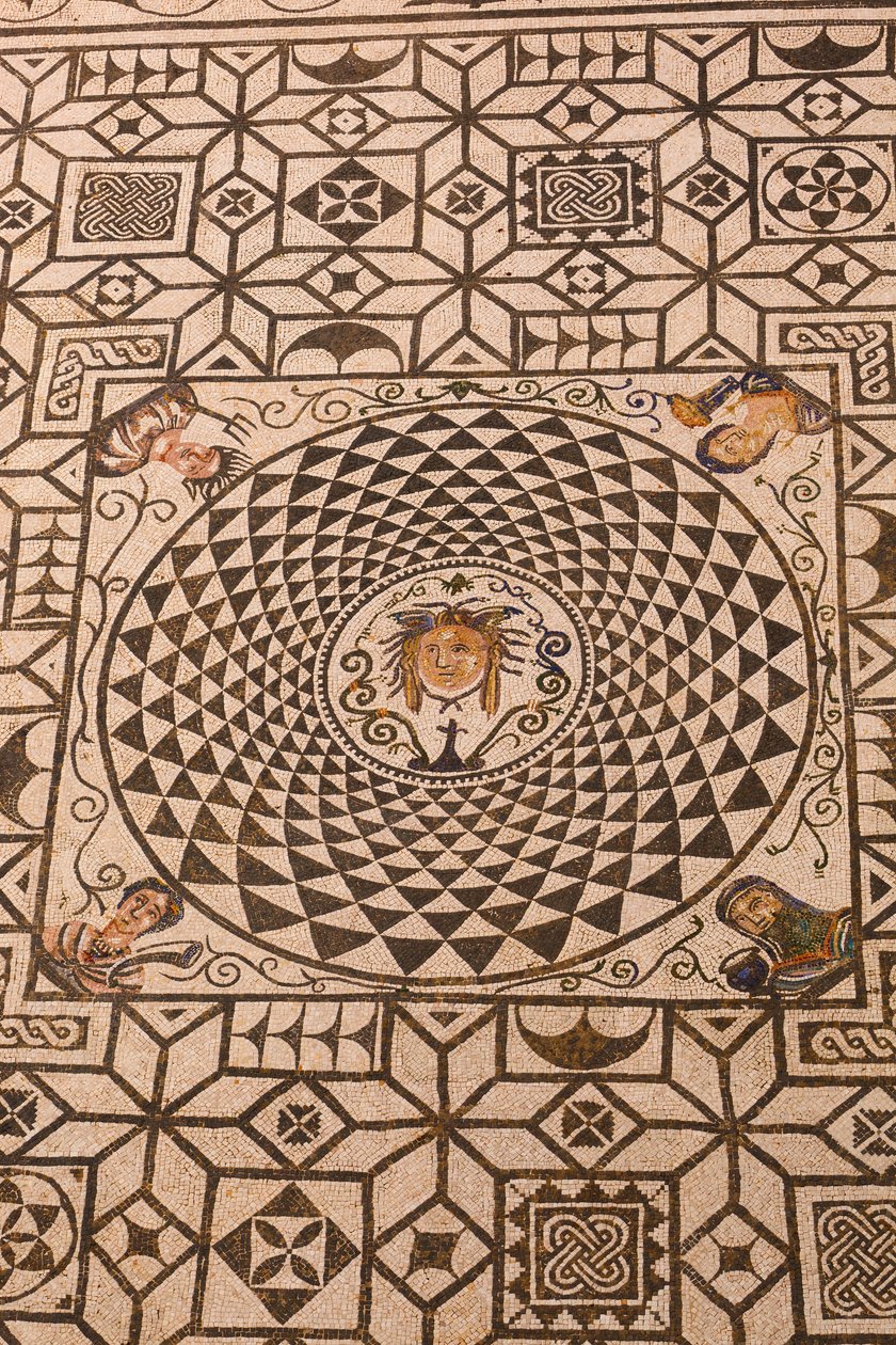Carmona, Província de Sevilha, Espanha. Mosaico romano de Medusa na Câmara Municipal. de Unbekannt Unbekannt