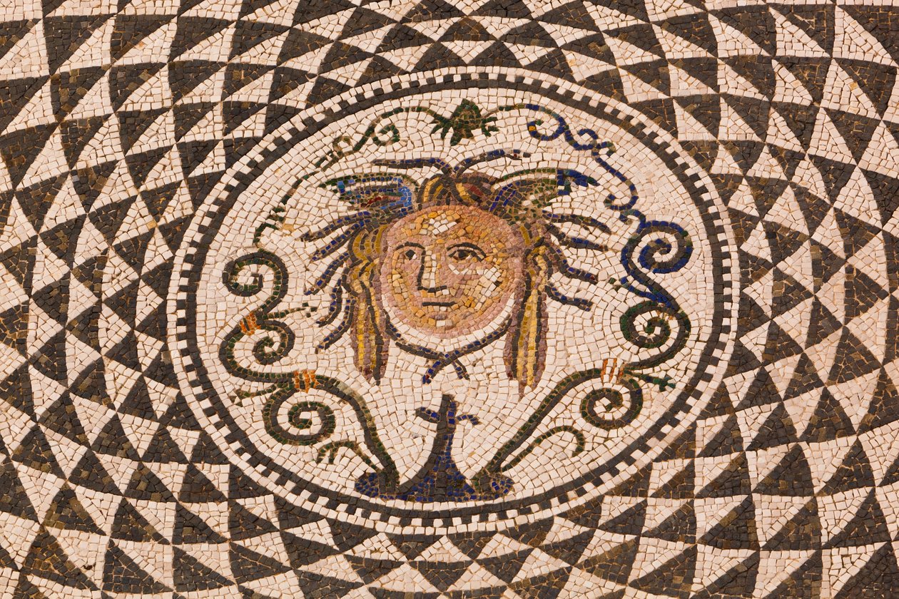 Carmona, Província de Sevilha, Espanha. Mosaico romano de Medusa na Câmara Municipal. de Unbekannt Unbekannt