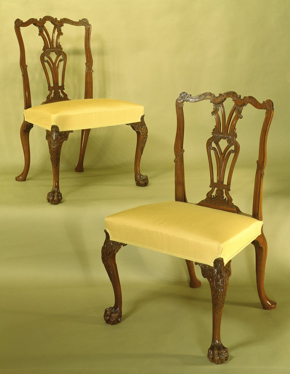 Chippendale cadeiras de jantar, splats esculpidos, perfurados e estriados, trilho superior serpentina com rolos de C, chama moldagem e folhagem em pernas cabriole em pés da pata desgrenhado, c.1760 (mogno) de Unbekannt Unbekannt