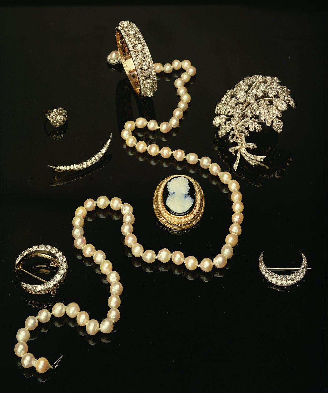 Quatro broches de diamante vitorianos; cameo oval entalhado; vertente pérola cultivada de Unbekannt Unbekannt