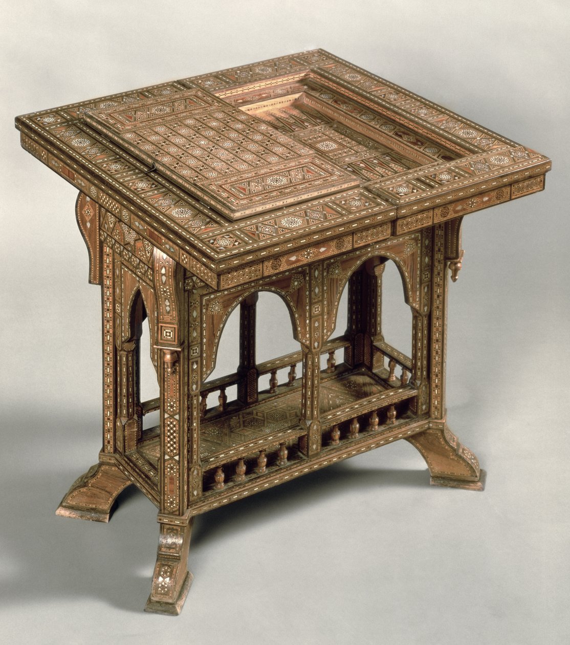Mesa de jogos, com embutidos elaborados em marfim e ébano, indo-portugueses, c.1830. de Unbekannt Unbekannt