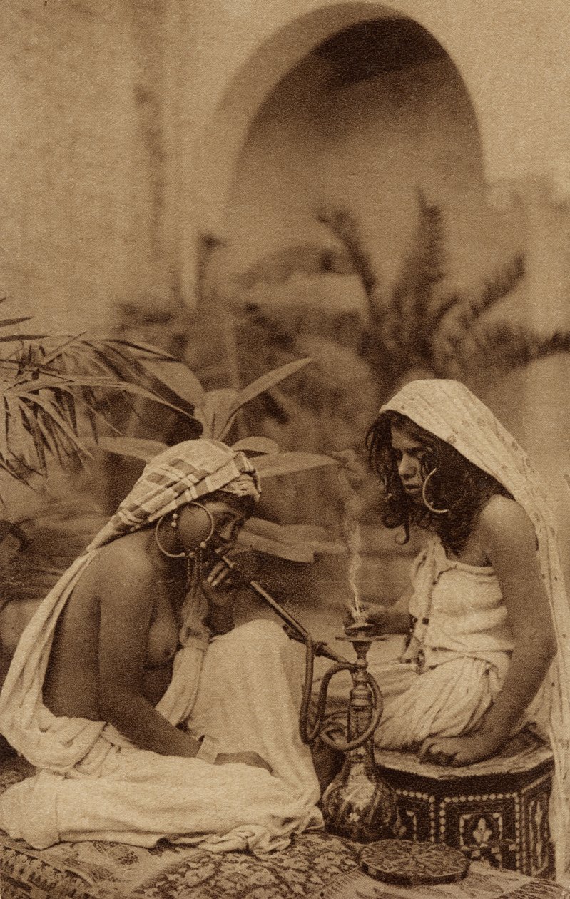 Harem meninas fumando um cachimbo de água, de um cartão postal do início do século XX (foto sépia) de Unbekannt Unbekannt