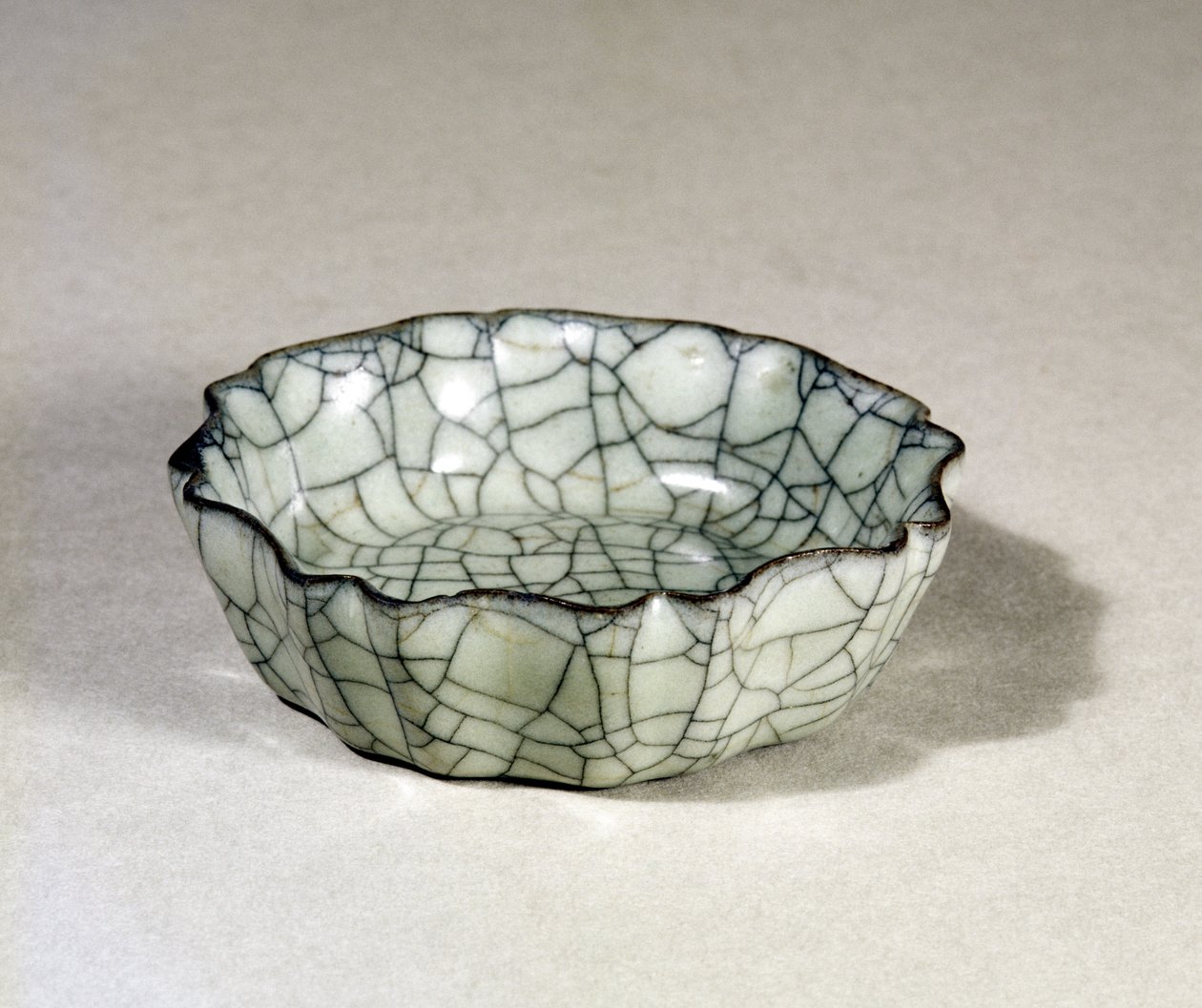 Lavadora de escova Kuan ware moldada com oito lóbulos e uma borda recortada, dinastia Sung (960-1279) de Unbekannt Unbekannt