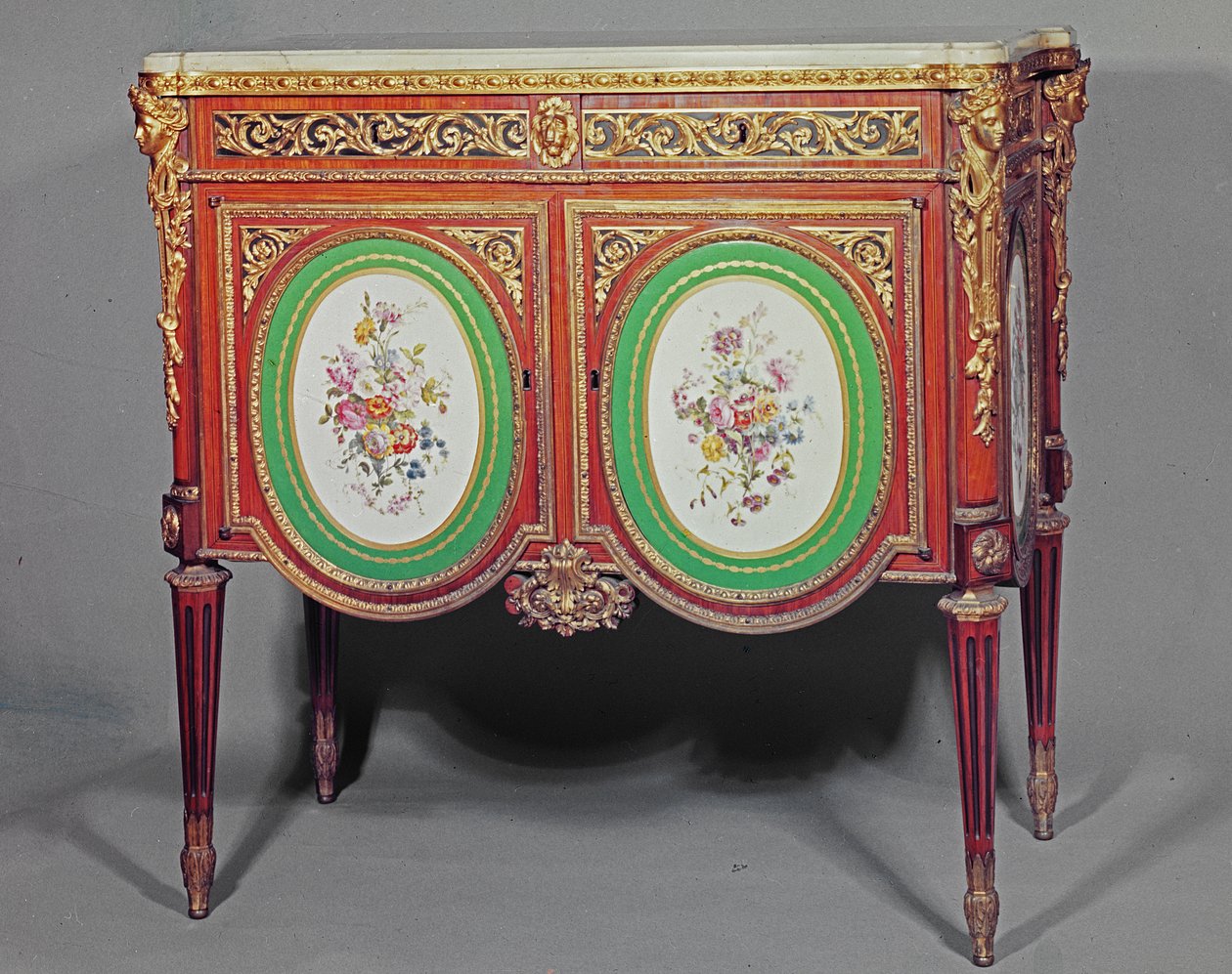 Louis XVI gabinete, carimbado M.Carlin JME, decorado com placas de ormolu e Sevres, c.1774 de Unbekannt Unbekannt