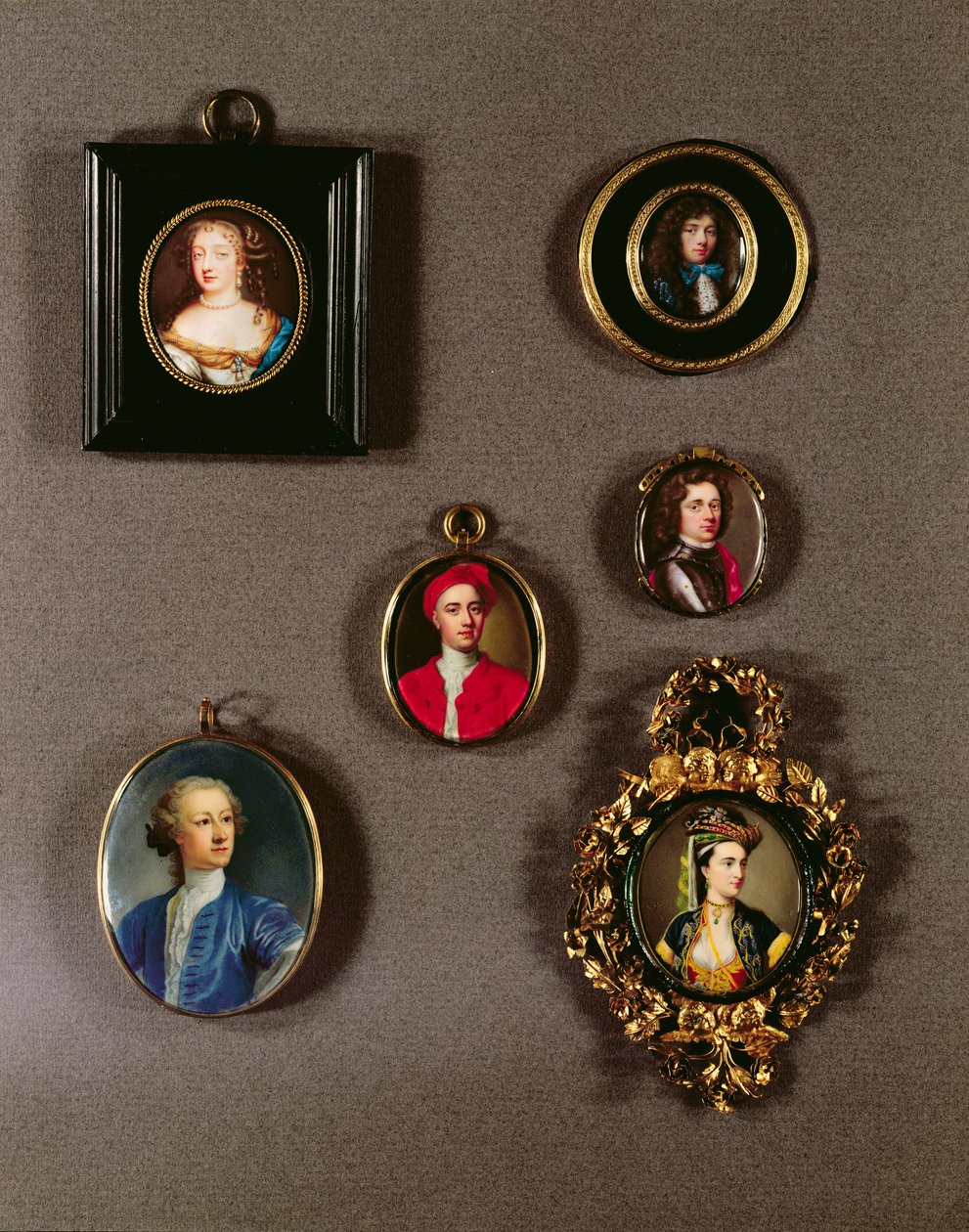 Miniaturas de LtoR, TtoB: Frances Teresa Stuart, Duquesa de Richmond e Lennox (para detalhes ver 97685) por Jean Petitot (1607-91); Autorretrato de Jean Petitot (1607-91); Charles Fitzroy, 2º Duque de Unbekannt Unbekannt
