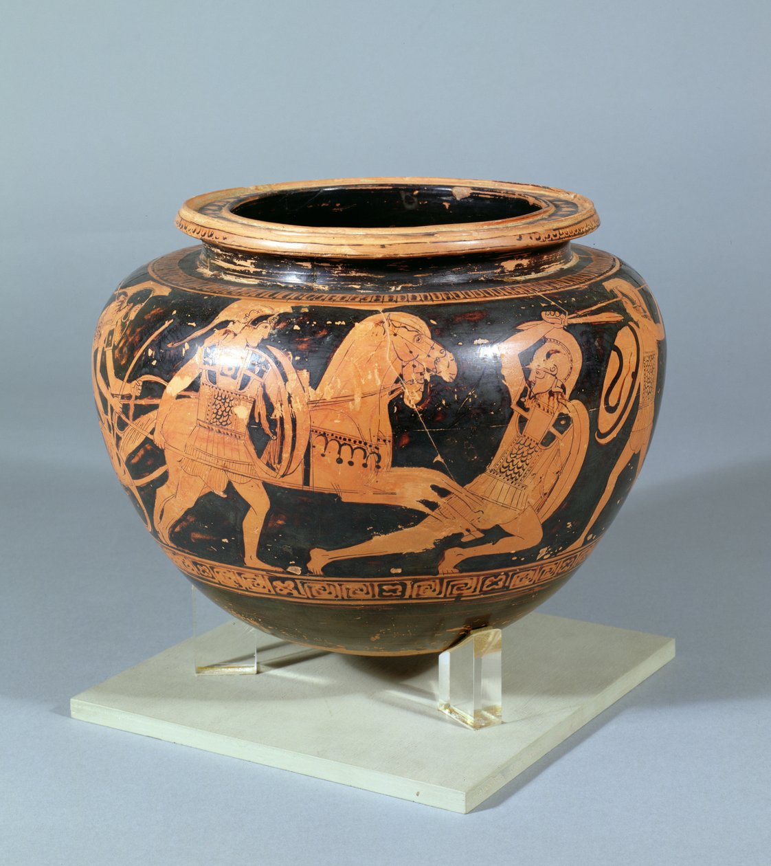 Bacia de mistura (Dinos) decorada em relevo preto e branco mostrando cena de batalha heróica, obra do pintor Altamura, 450 aC de Unbekannt Unbekannt