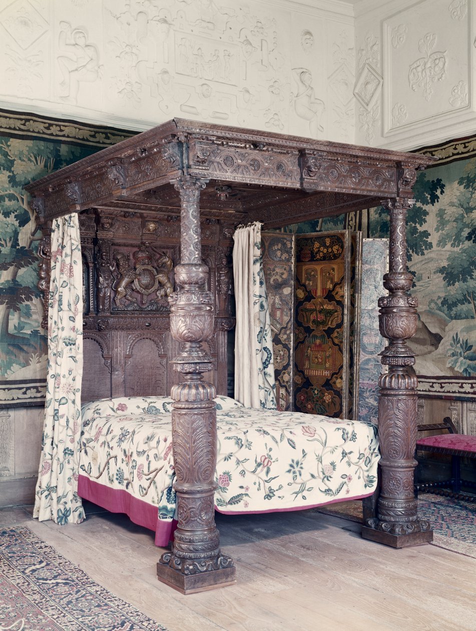 Carvalho cama, cabeceira esculpida com armas de James I da Inglaterra e Fredrick V, eleitor palatino do Reno e o distintivo de Henry, Príncipe de Gales, início do século XVII de Unbekannt Unbekannt