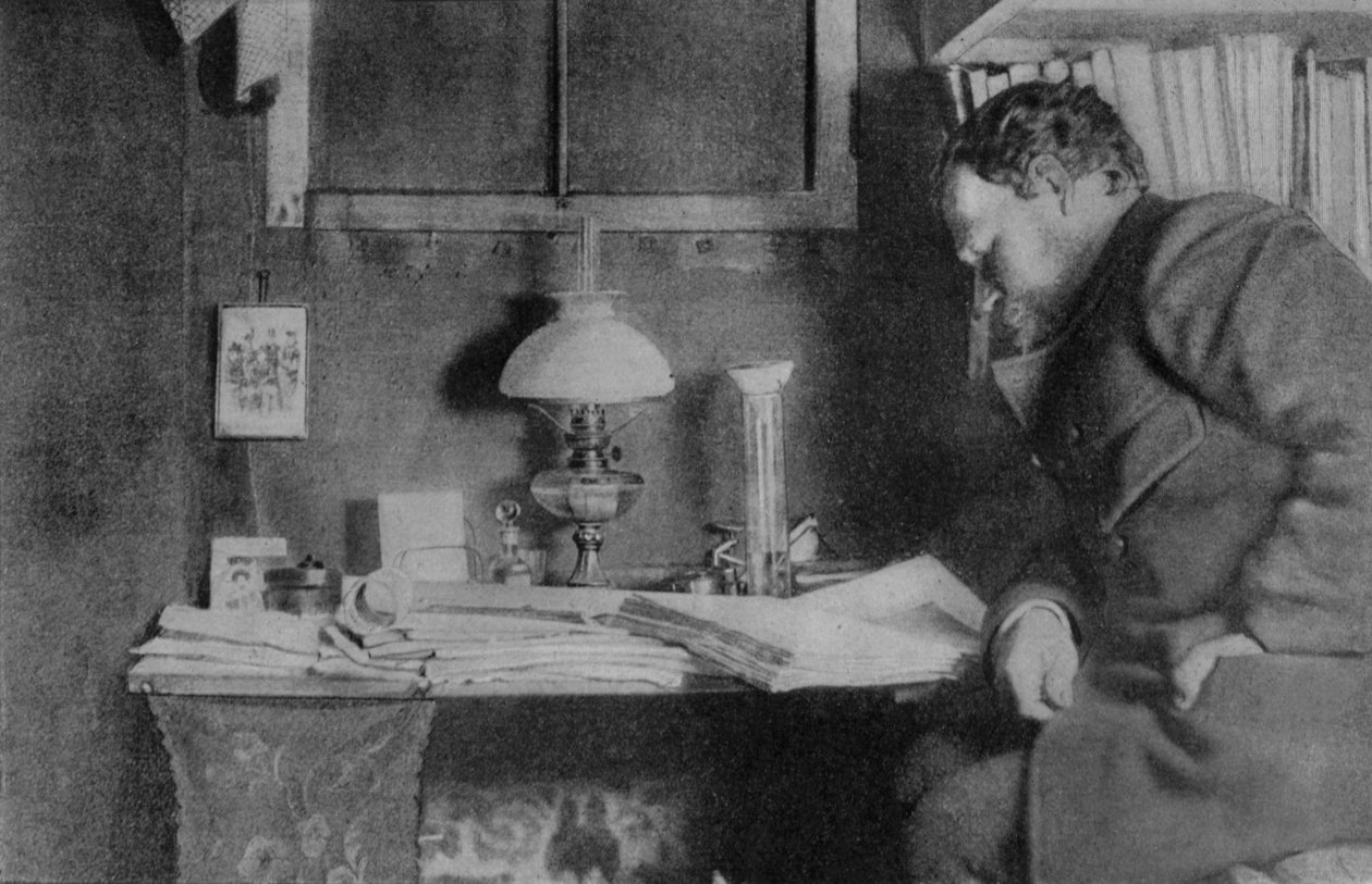 Otto Nordenskjöld em sua mesa, Snow Hill, Antártica, 1901-03 de Unbekannt Unbekannt