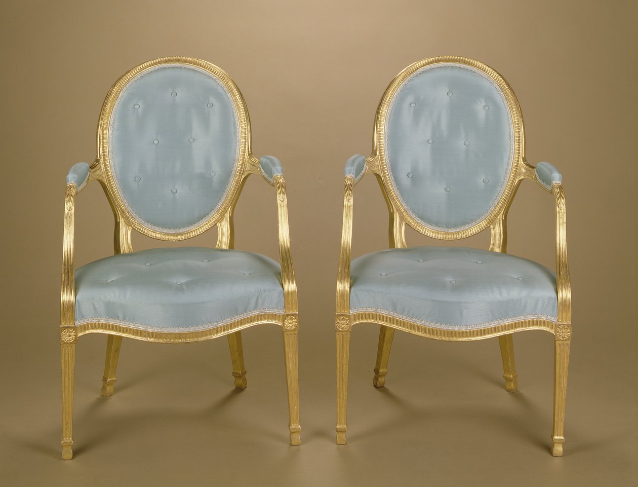 Par de cadeiras de escultor douradas com encosto oval de Adam, estofadas em azul, c.1780 de Unbekannt Unbekannt