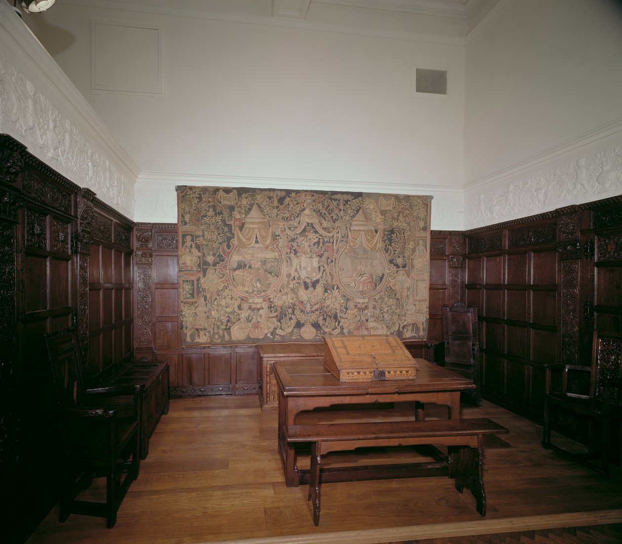 Sala de exibição com painéis no Victoria and Albert Museum de Unbekannt Unbekannt