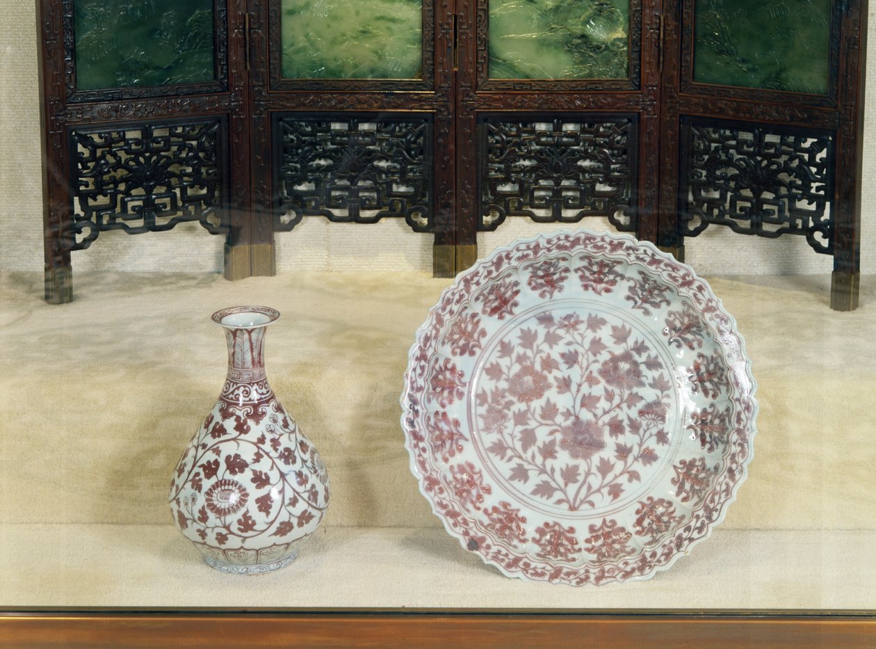 Garrafa em forma de pêra decorada com vermelho submerso com ramos de crisântemo rolável, período Hung Wu (1368-98) de Unbekannt Unbekannt