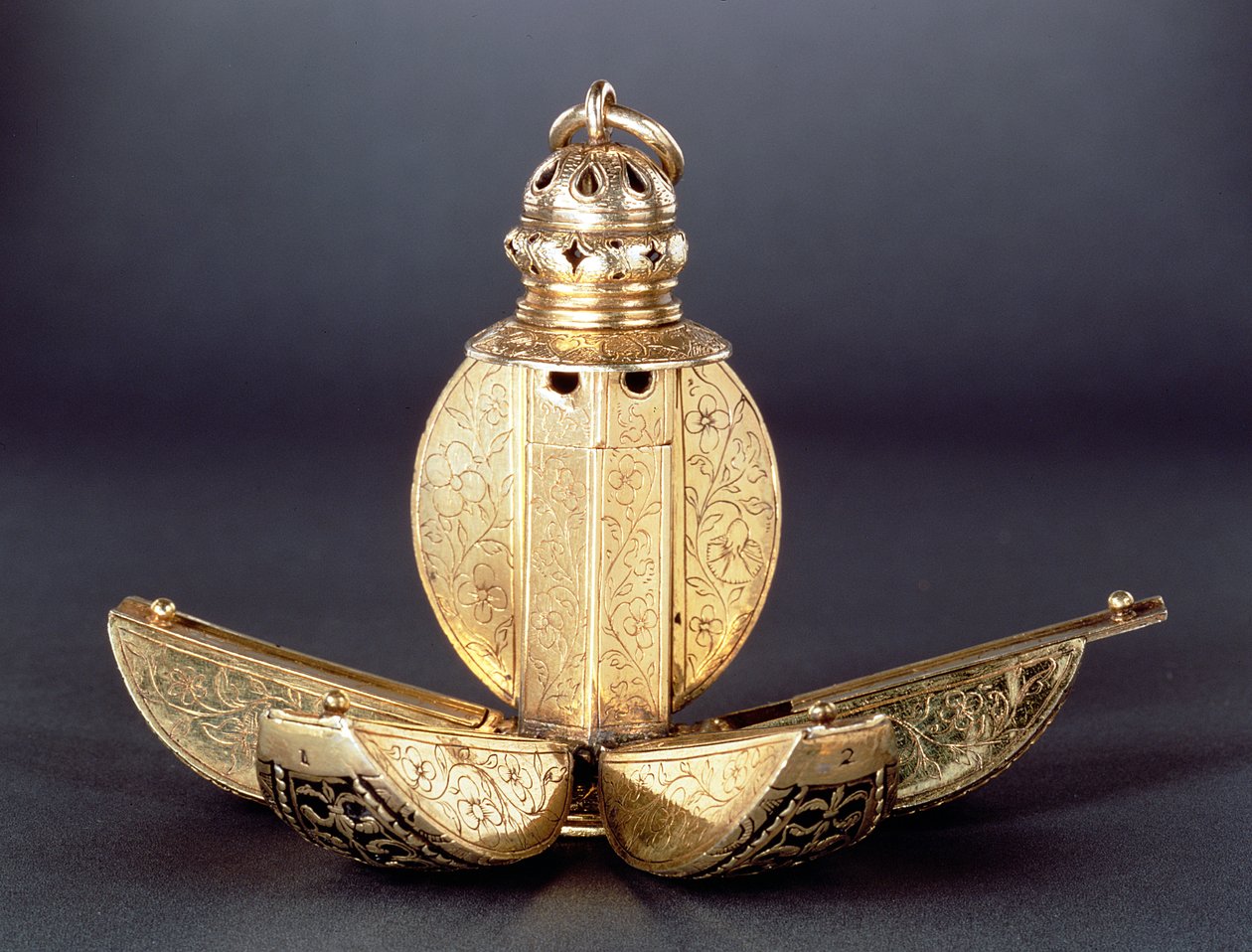 Pomander com quatro compartimentos abertos usados para armazenar perfumes ou outras substâncias aromáticas, prata-dourada, provavelmente em inglês c.1580 de Unbekannt Unbekannt