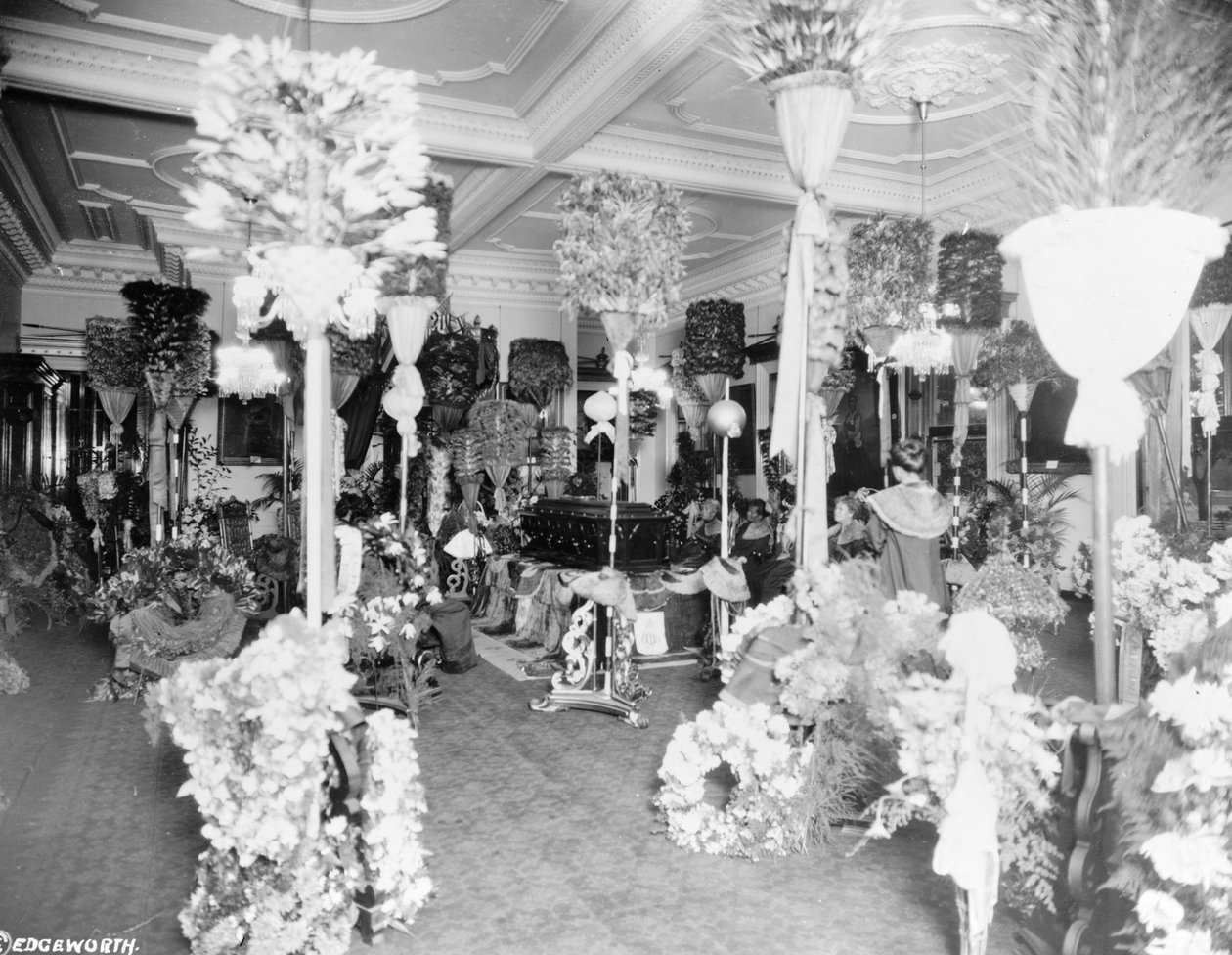 Caixão da rainha Liliuokalani na sala do trono no Palácio Iolani, Honolulu, 1917 de Unbekannt Unbekannt