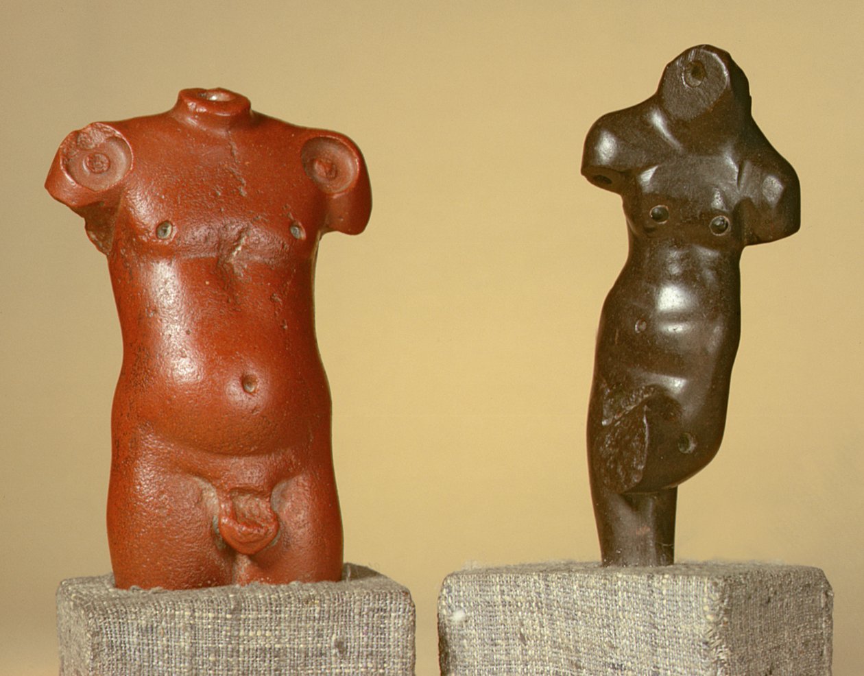 Tronco masculino de arenito vermelho e dançarina de arenito cinza, Harappa, 2300-1750 aC de Unbekannt Unbekannt