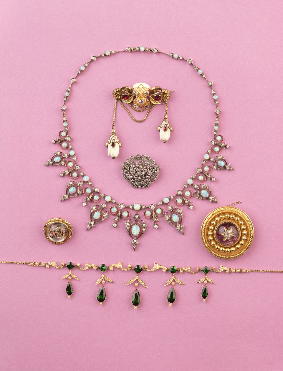 Seleção de jóias vitorianas: turmalina e colar de franja perolada; broche oval de diamante rosa; colar de opala e diamante; broche estrela ametista de cabochão; Cristal de Essex de tigre rosnando de Unbekannt Unbekannt