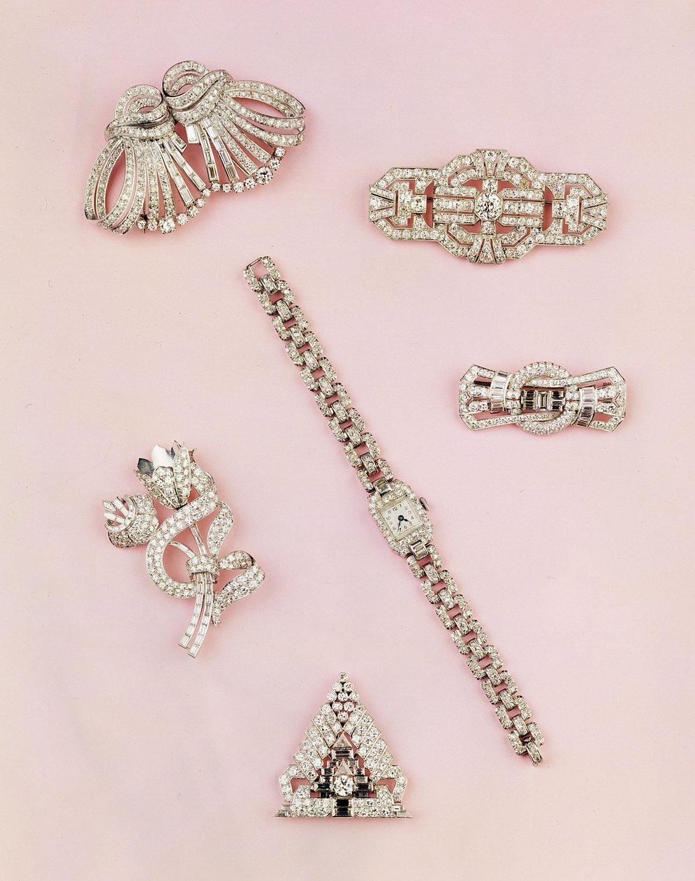 Seleção de jóias com diamantes: baguette e broche de diamante em forma de marquise; Grampo de diamante Art Deco; broche de diamante painel; ladys oblongo relógio de diamantes de Unbekannt Unbekannt