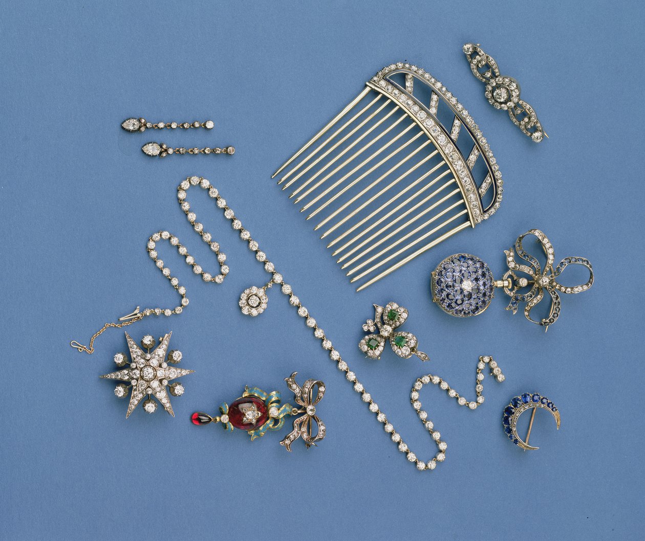 Seleção de jóias com diamantes: pente de cabelo; colar de pinça graduada; broche de safira crescente; pingente de carbúnculo de esmalte; relógio de bolso; broche de estrelas de Unbekannt Unbekannt