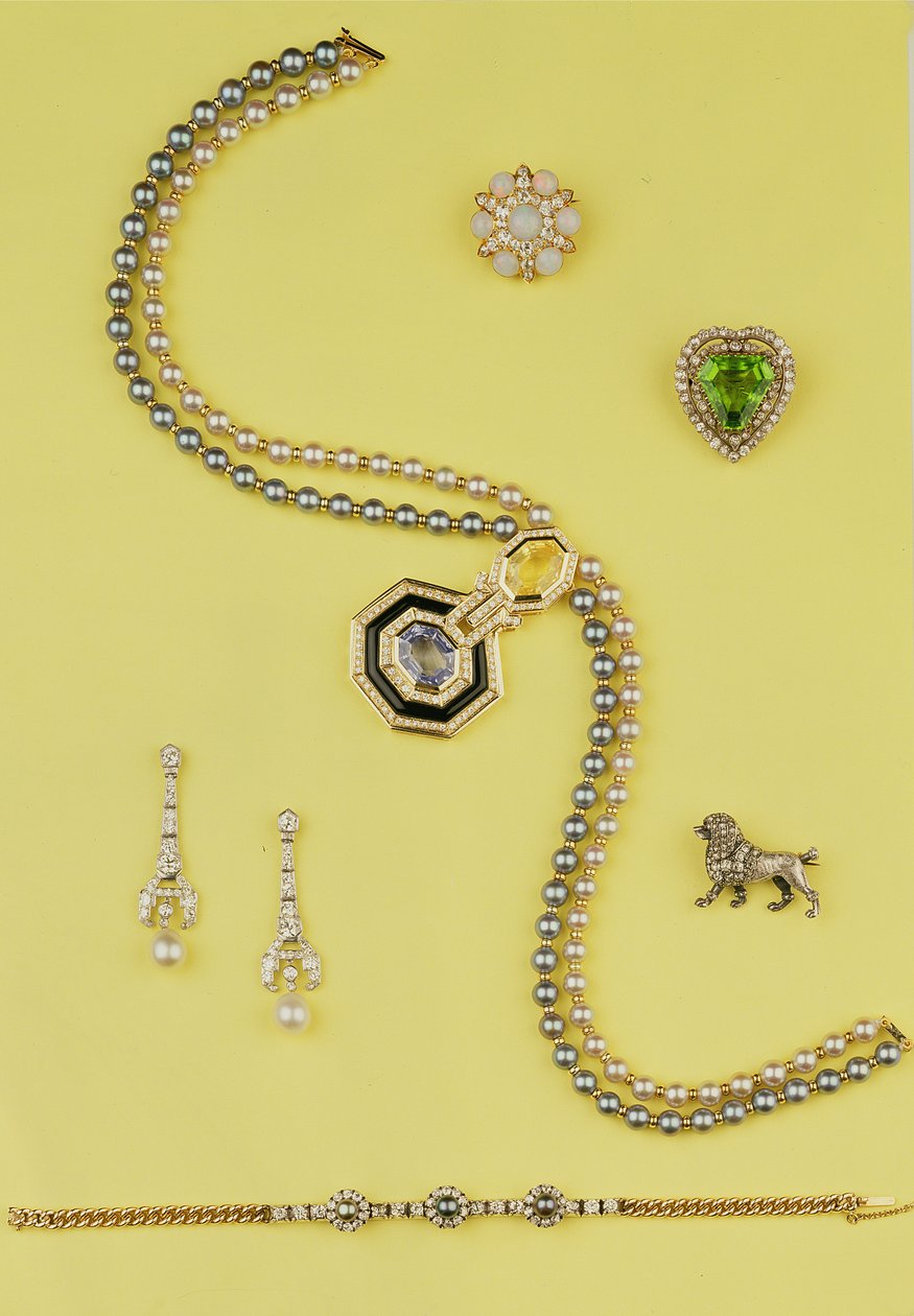 Seleção de joias: colar de pérolas cultivadas em estilo art déco com safiras amarelas e azuis; Brincos com diamantes e pingente de pérola; broche estrela opala e rosa diamante cluster; broche de poodle diamante rosa de Unbekannt Unbekannt