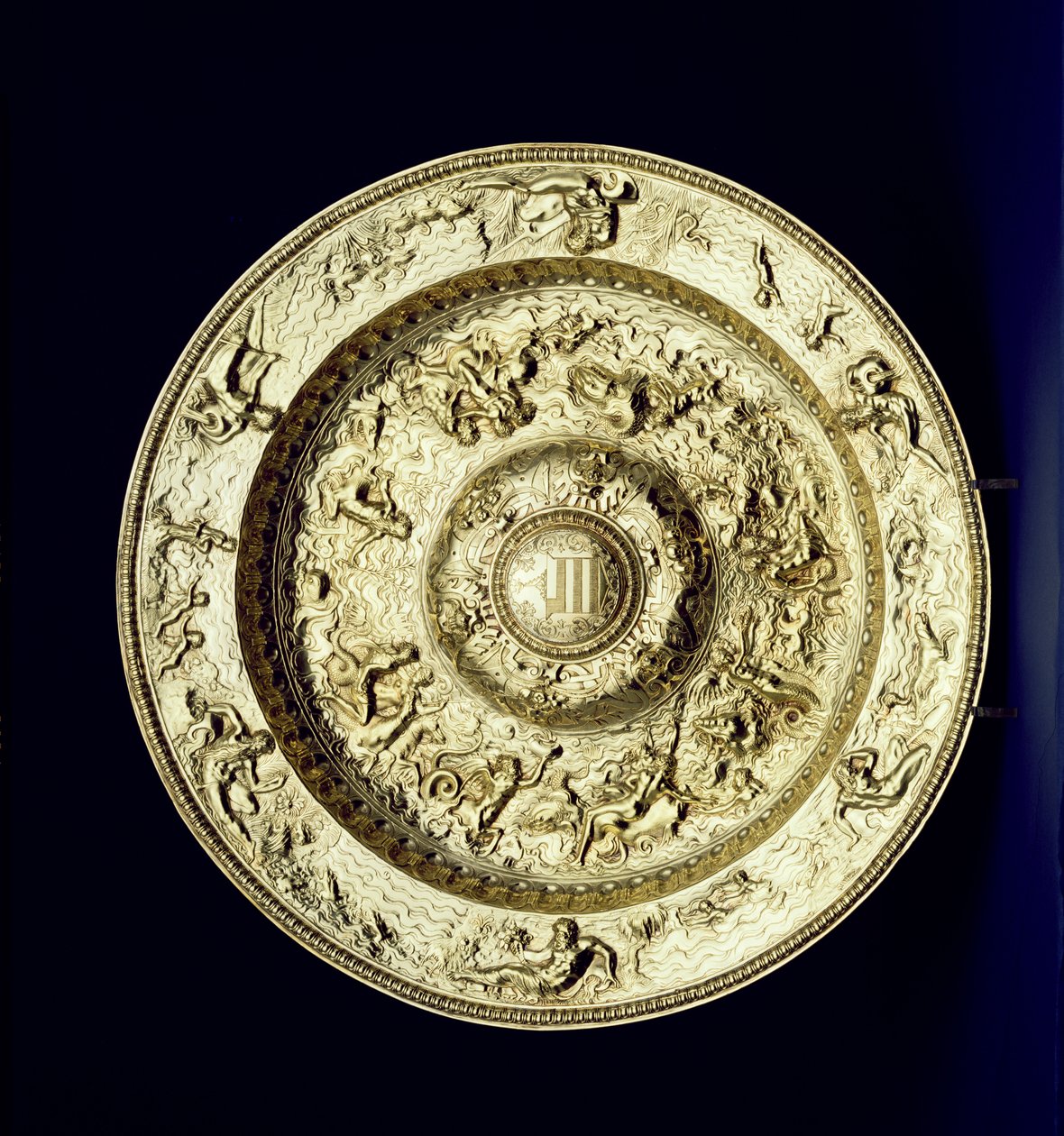 Bacia de prata dourada, em relevo, perseguida e gravada, francês, c.1560-83 de Unbekannt Unbekannt