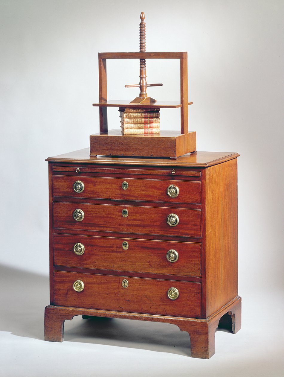 Pequena cômoda de mogno da Sheraton, c.1790 encimada por prensa de livros de mogno de Unbekannt Unbekannt