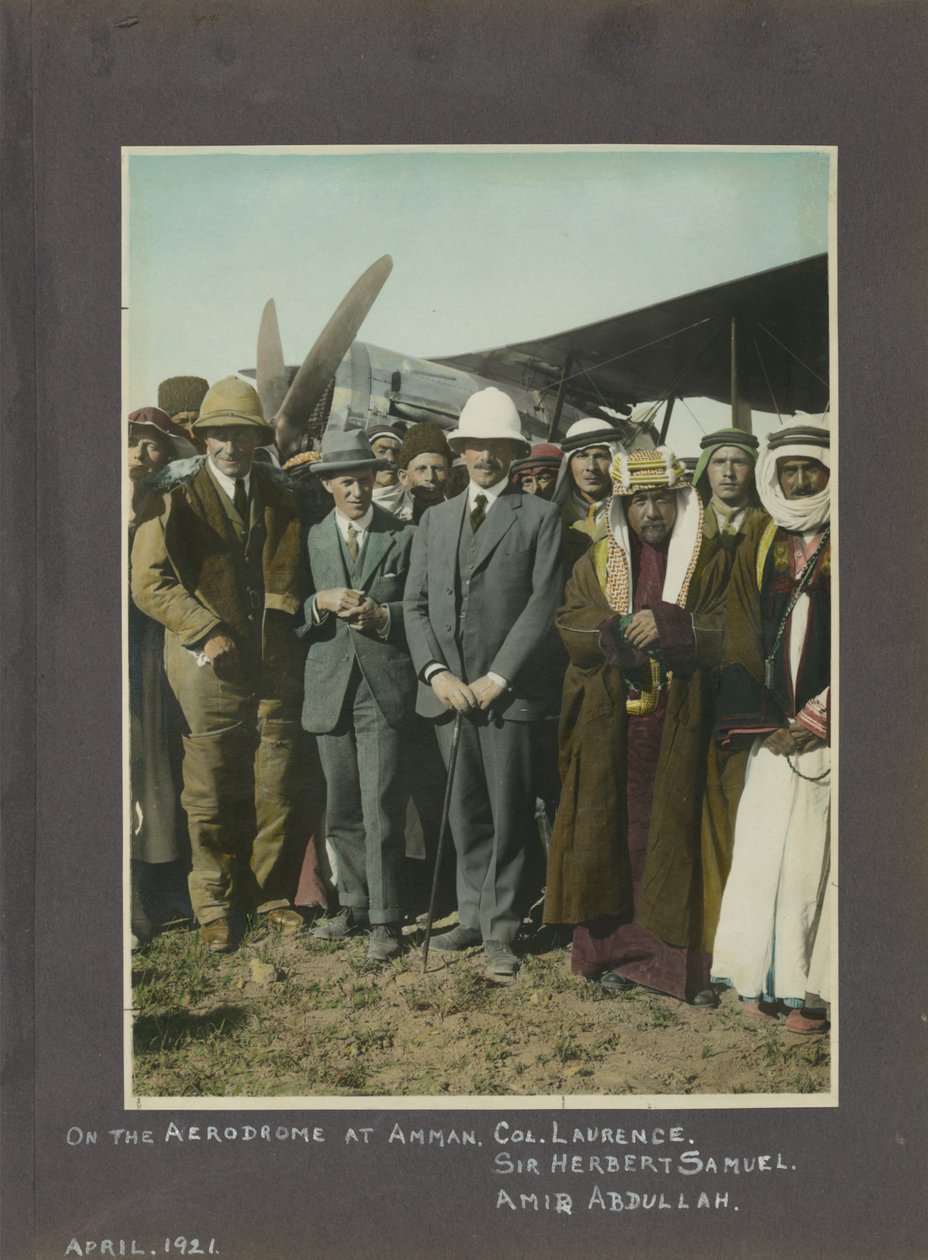 TE Lawrence, Sir Herbert Samuel e Amir Abdullah no aeródromo de Amman, Jordânia, 1921 (impressão colorida à mão) de Unbekannt Unbekannt