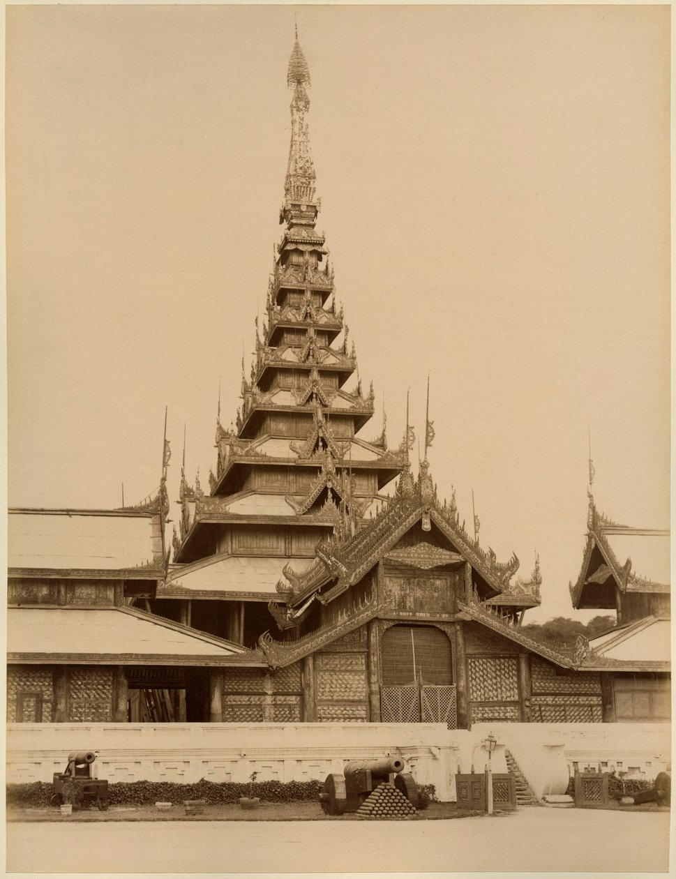 O Myei-nan ou Main Audience Hall, no palácio de Mandalay, Birmânia, final do século XIX (impressão albumen) de Unbekannt Unbekannt