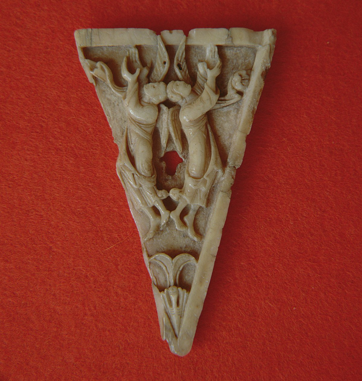 Painel de marfim triangular representando dois anjos, c.1000 de Unbekannt Unbekannt