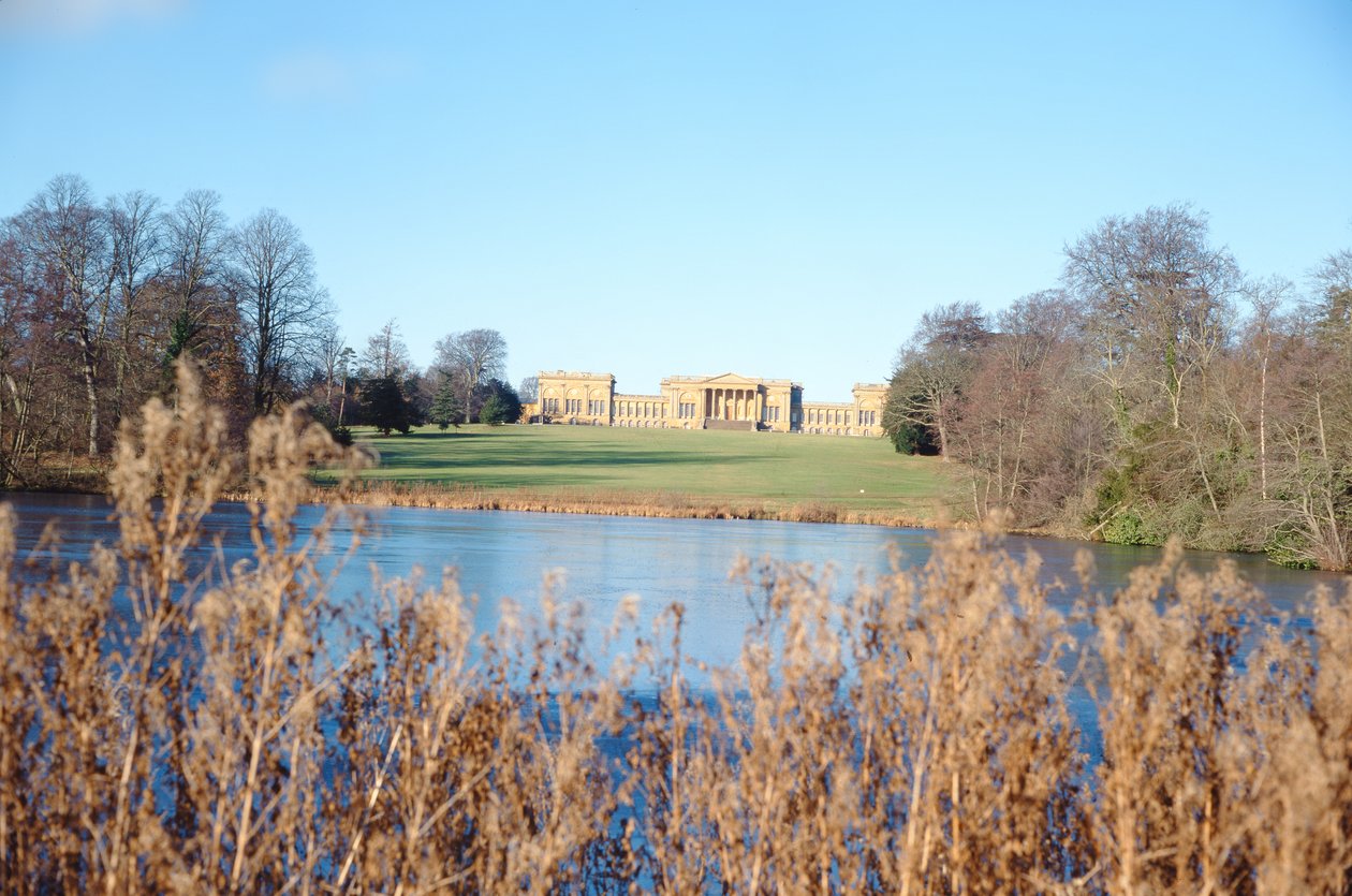 Vista do lago da casa, construída por Sir John Vanbrugh (1664-1726) e parque desenhado por Capability Brown de Unbekannt Unbekannt